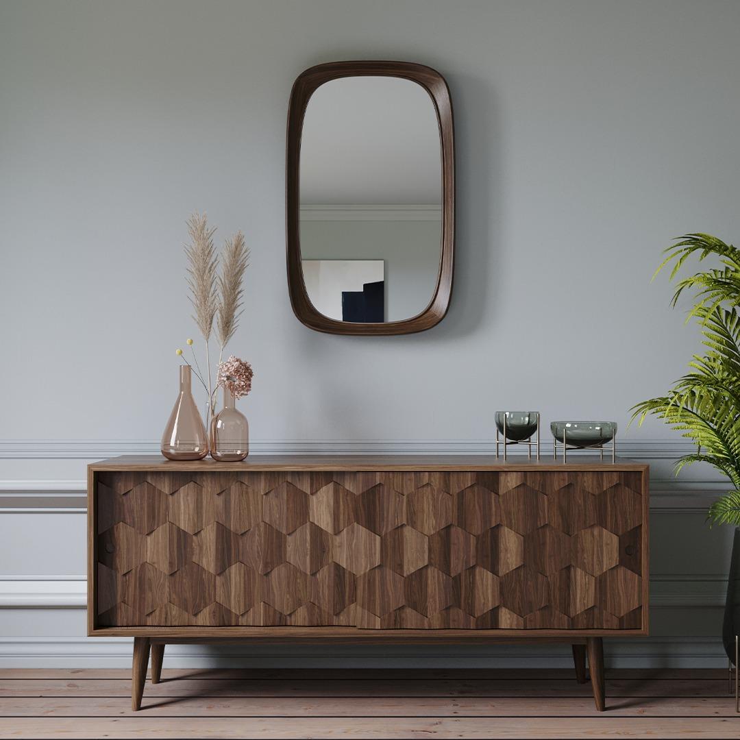 Miroir mural moyen au design polyvalent avec cadre en bois en vente 1