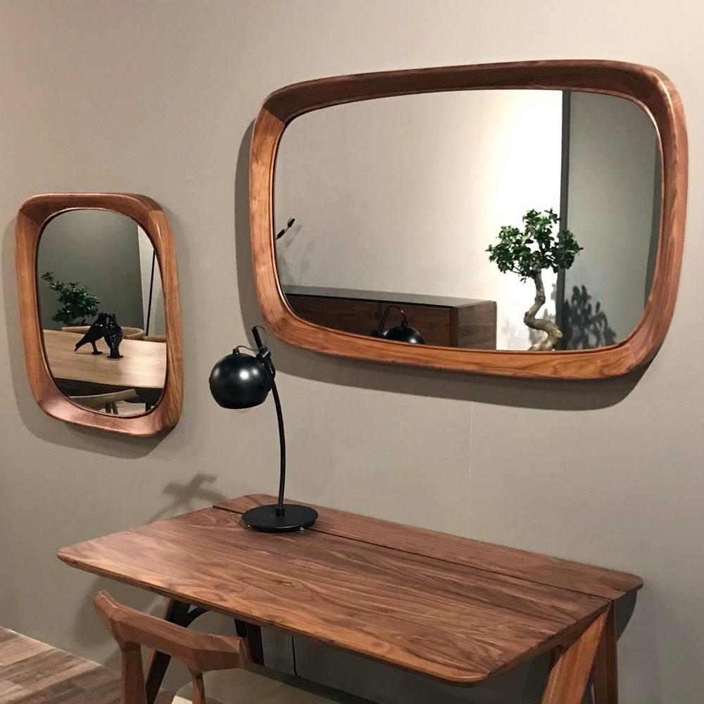 Miroir mural moyen au design polyvalent avec cadre en bois en vente 2
