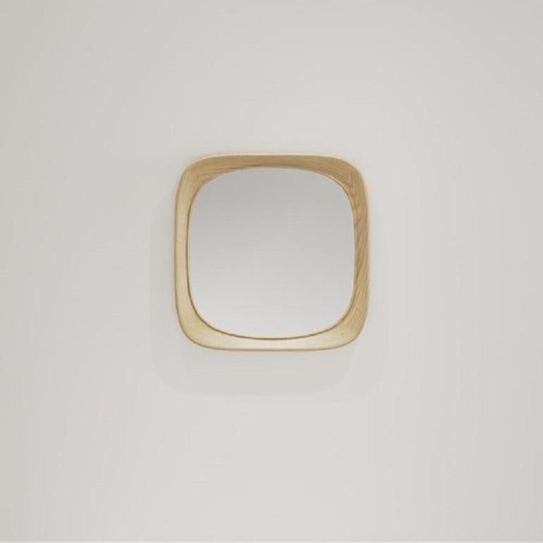 Questo specchio è disponibile in varie dimensioni, ognuna delle quali è caratterizzata da una cornice in legno massiccio progettata per offrire un contrasto sorprendente. Ispirati allo stile caratteristico degli anni '60, emanano fascino e carattere