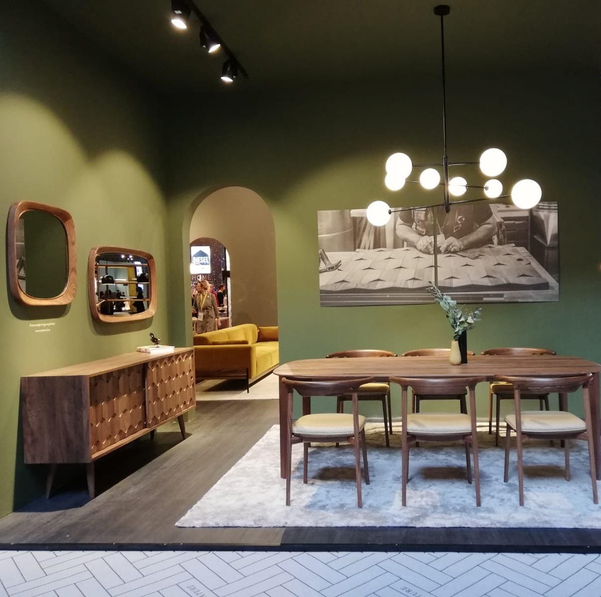 Specchio da parete Small Design/One con cornice in legno dal design versatile In condizioni Nuovo in vendita a NEW YORK, NY