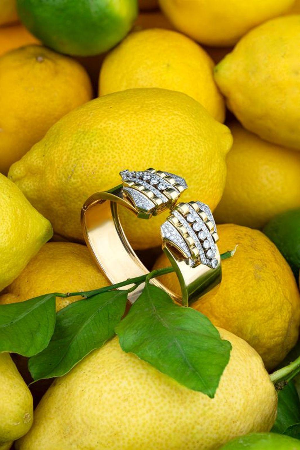 Versatile bracciale d'oro con diamanti, fermagli e spilla1940 in vendita