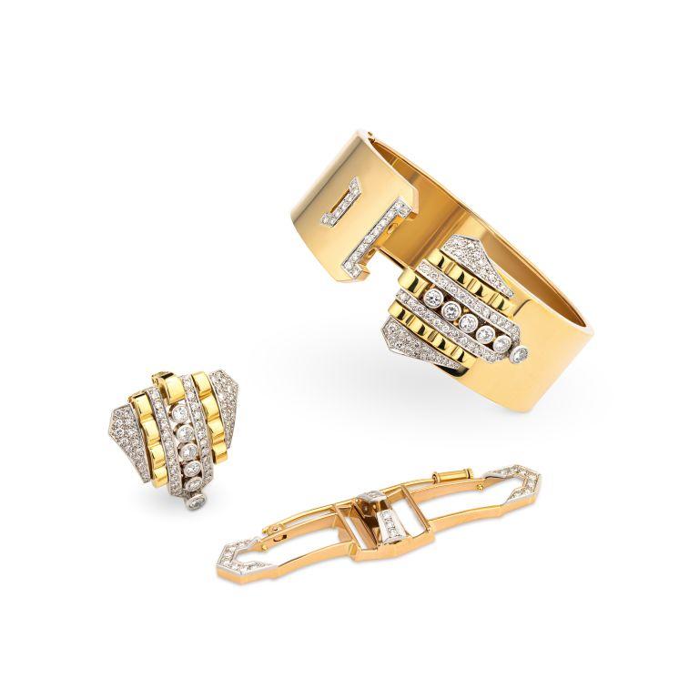A versatile wearable treasure!
This truly exceptional piece of jewelry is made of 18 carat yellow gold, the diamond settings are 18 carat white gold. The diamond-studded clips can be removed from the bracelet and worn separately. The bracelet may