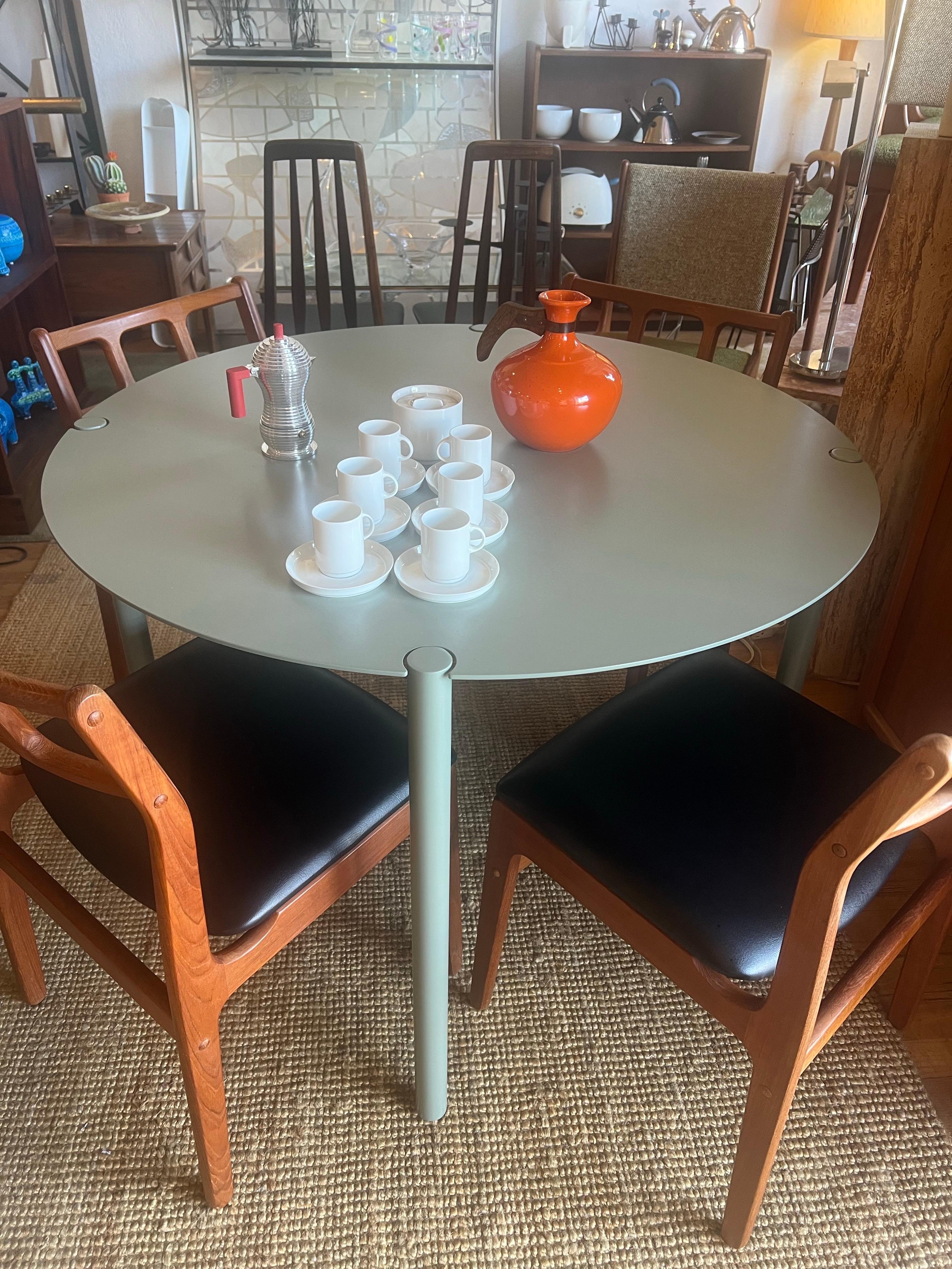 Tavolo da pranzo versatile per interni/esterni di Blu dot in alluminio verniciato a polvere In condizioni ottime in vendita a San Diego, CA
