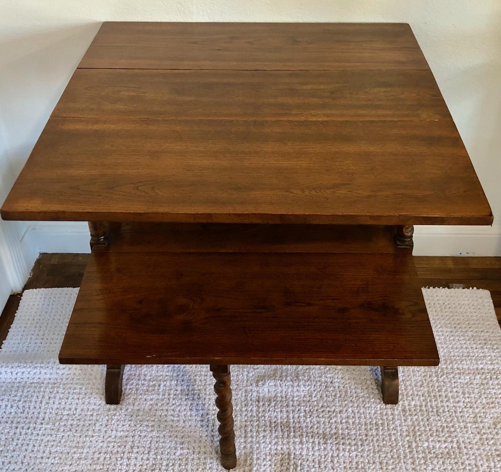 Mettici sopra il tuo drink. Mangia e mangia. Distribuisci il lavoro su di esso. Le dimensioni insolite di questo pezzo, con pannelli a ribalta sia nella parte superiore che in quella inferiore, permettono di nasconderlo come un piccolo tavolino