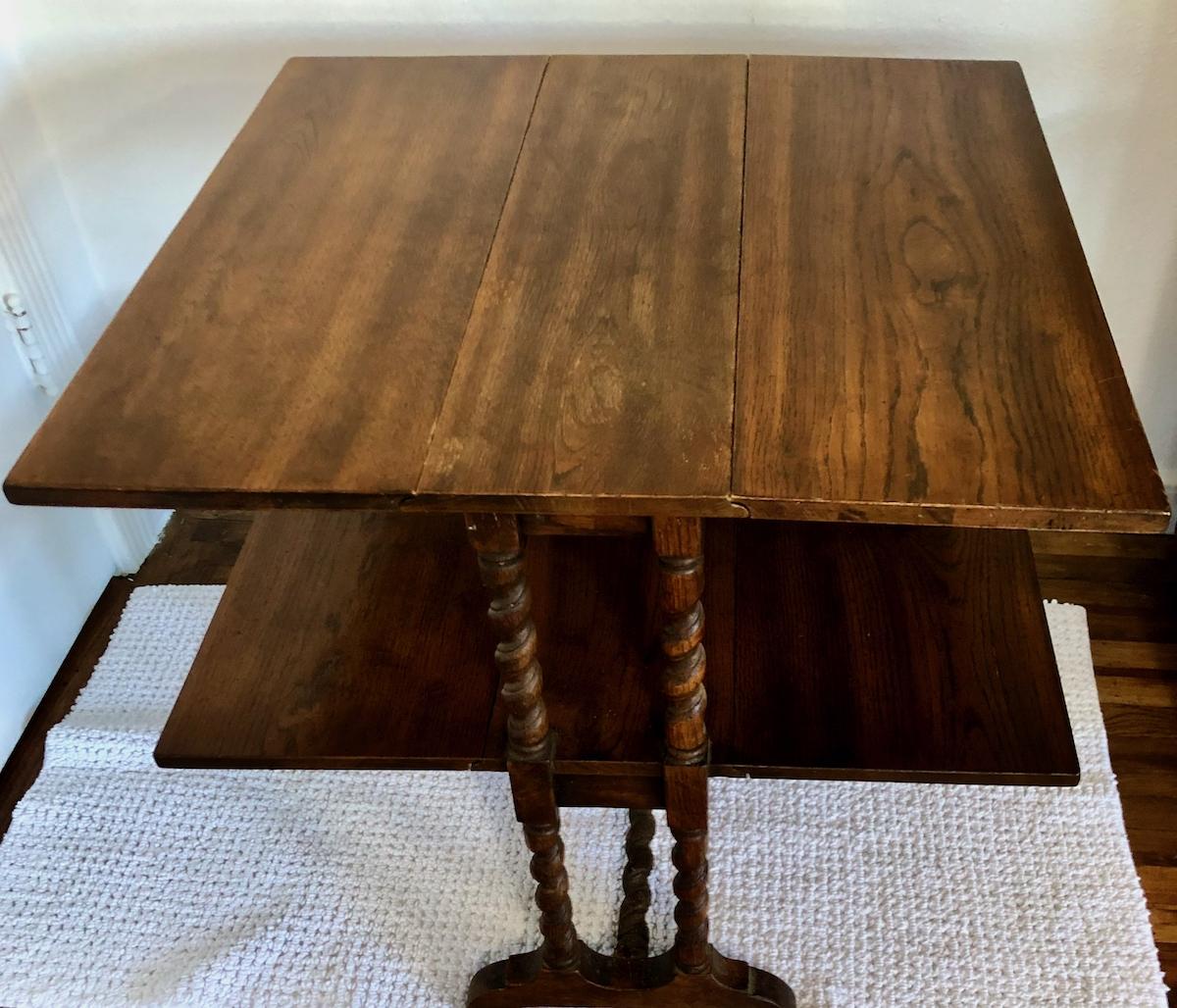 Giacobiano Versatile Tavolo Foldes a doppio livello con gambe a torsione d'orzo in vendita