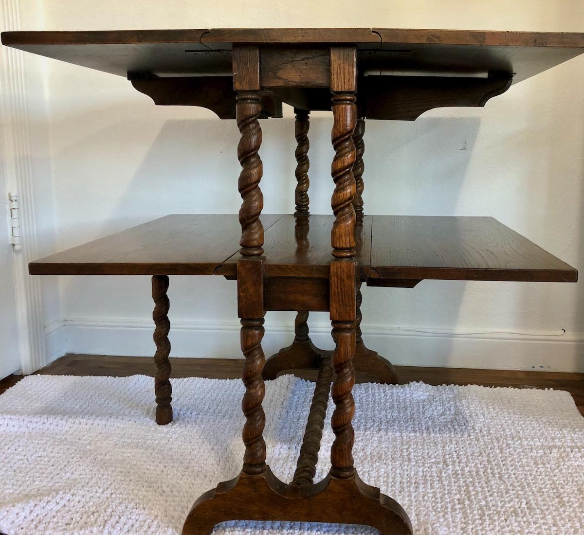 Americano Versatile Tavolo Foldes a doppio livello con gambe a torsione d'orzo in vendita