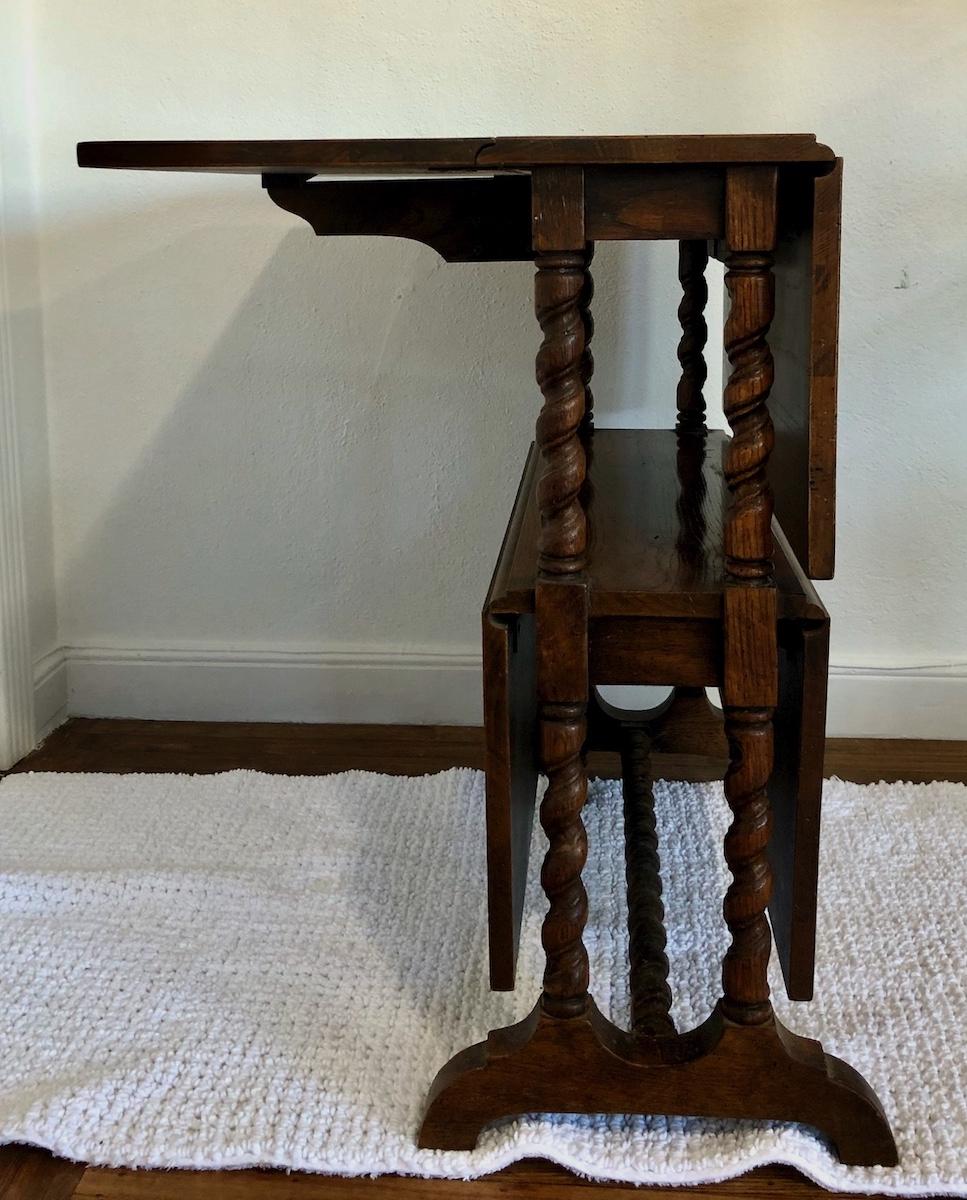 Metà XX secolo Versatile Tavolo Foldes a doppio livello con gambe a torsione d'orzo in vendita