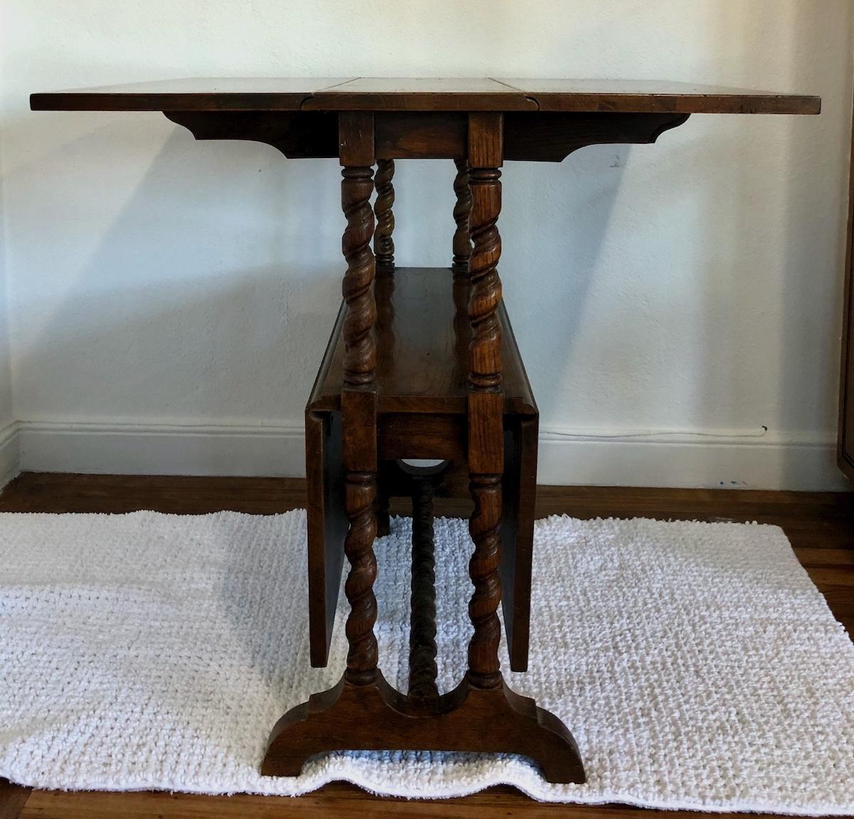 Legno Versatile Tavolo Foldes a doppio livello con gambe a torsione d'orzo in vendita