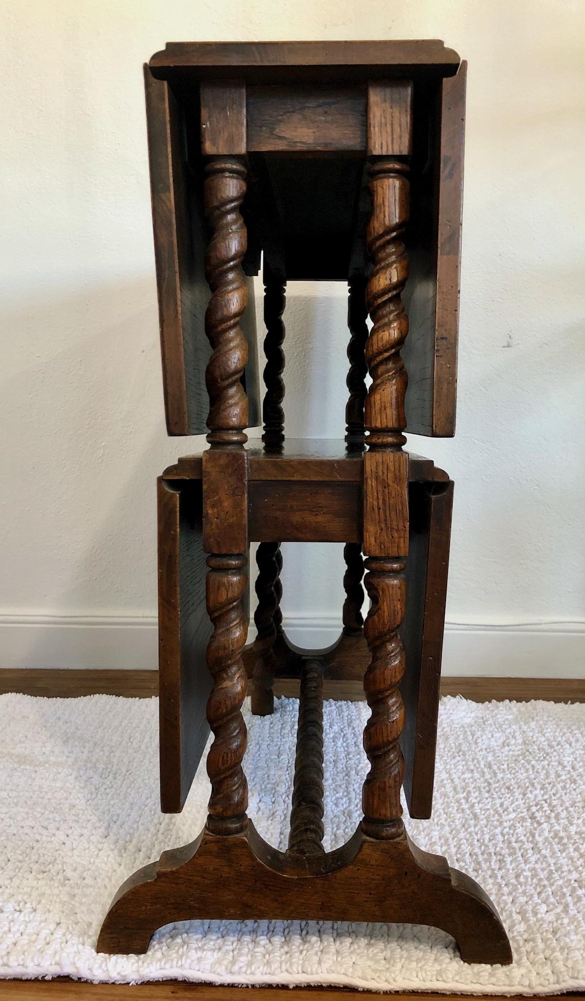 Versatile Tavolo Foldes a doppio livello con gambe a torsione d'orzo in vendita 1