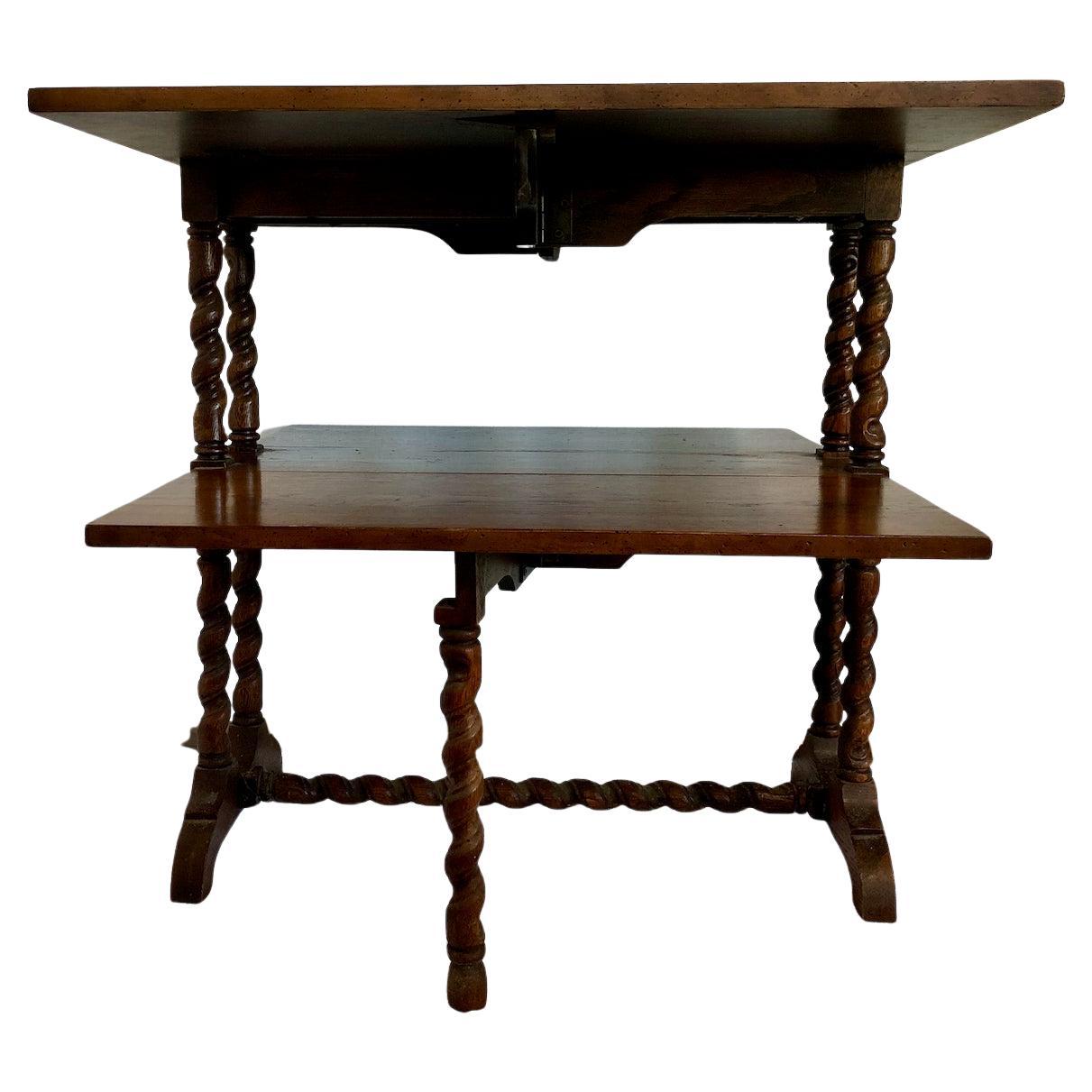 Versatile Tavolo Foldes a doppio livello con gambe a torsione d'orzo in vendita