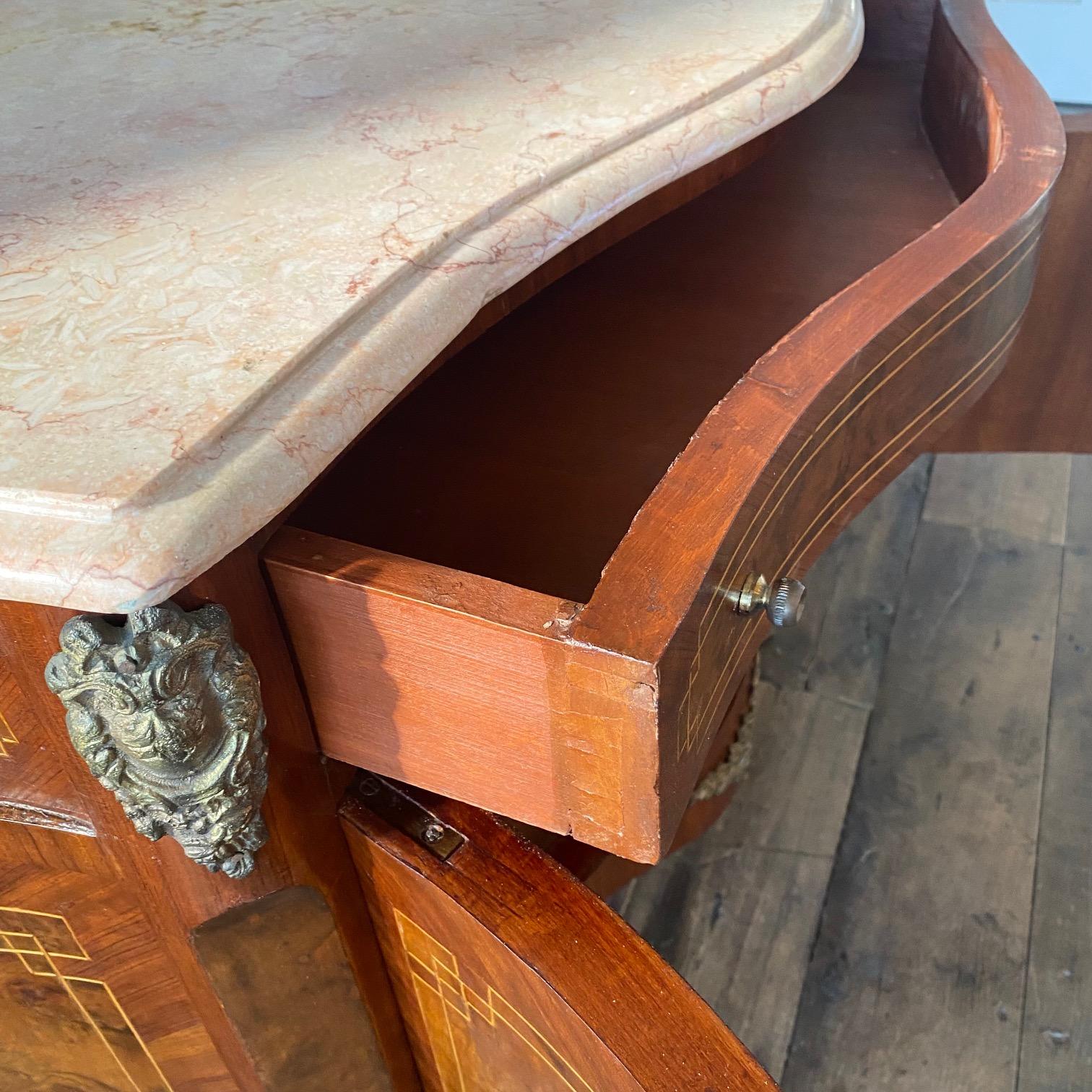 Table de nuit ou petite commode française polyvalente Louis XV à plateau en marbre de Carrare 7