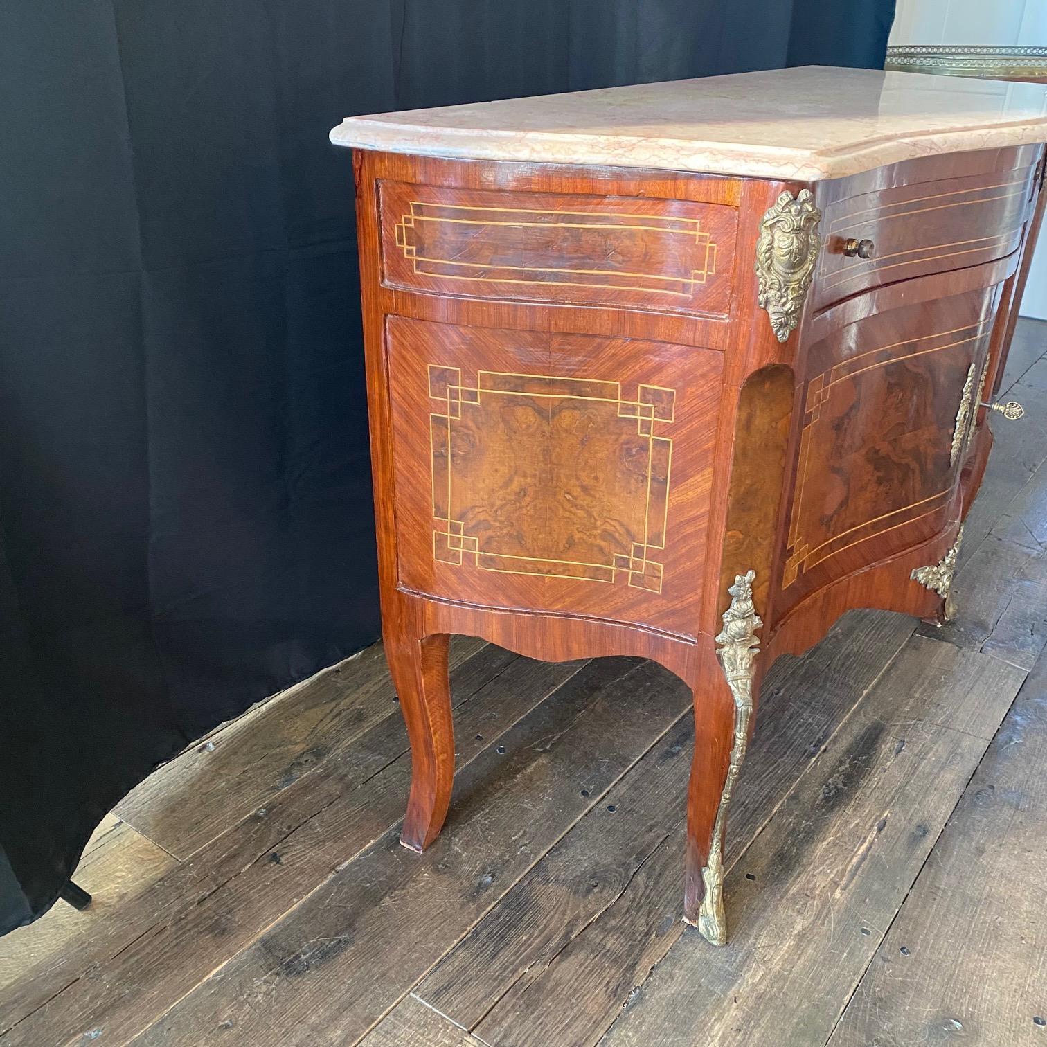 Table de nuit ou petite commode française polyvalente Louis XV à plateau en marbre de Carrare 8