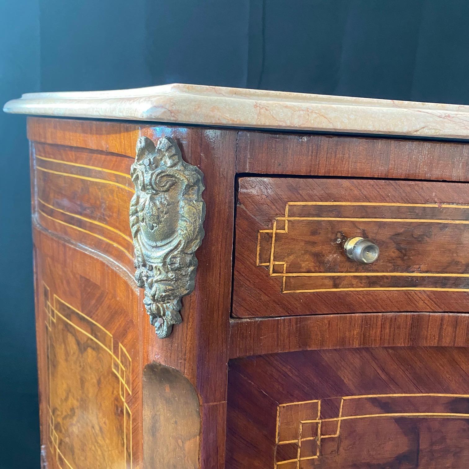 Table de nuit ou petite commode française polyvalente Louis XV à plateau en marbre de Carrare 1