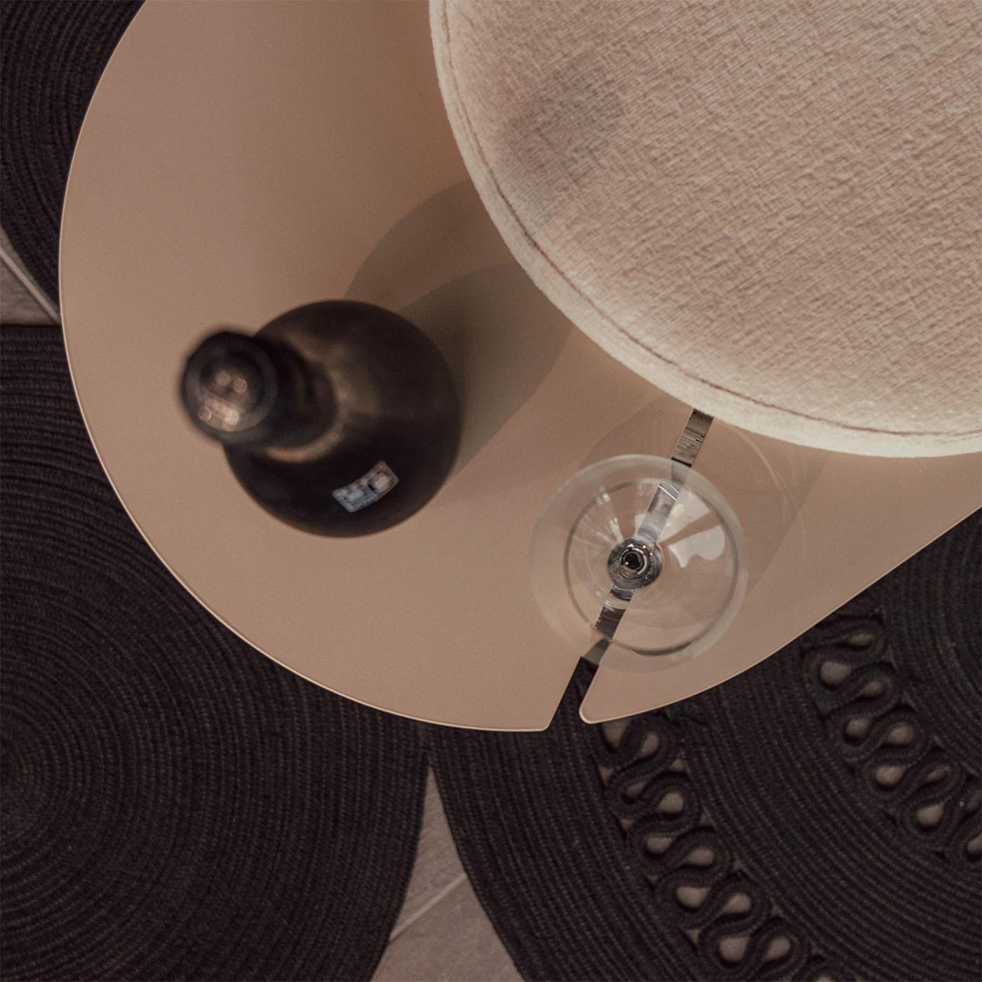 An exercise in versatility and elegance, this pouf boasts an elegant and dynamic silhouette that consists of a special weft made of SPLOT® - high-grade aluminum foil - crafted by hand and here enchanting with a combination of champagne and silvery