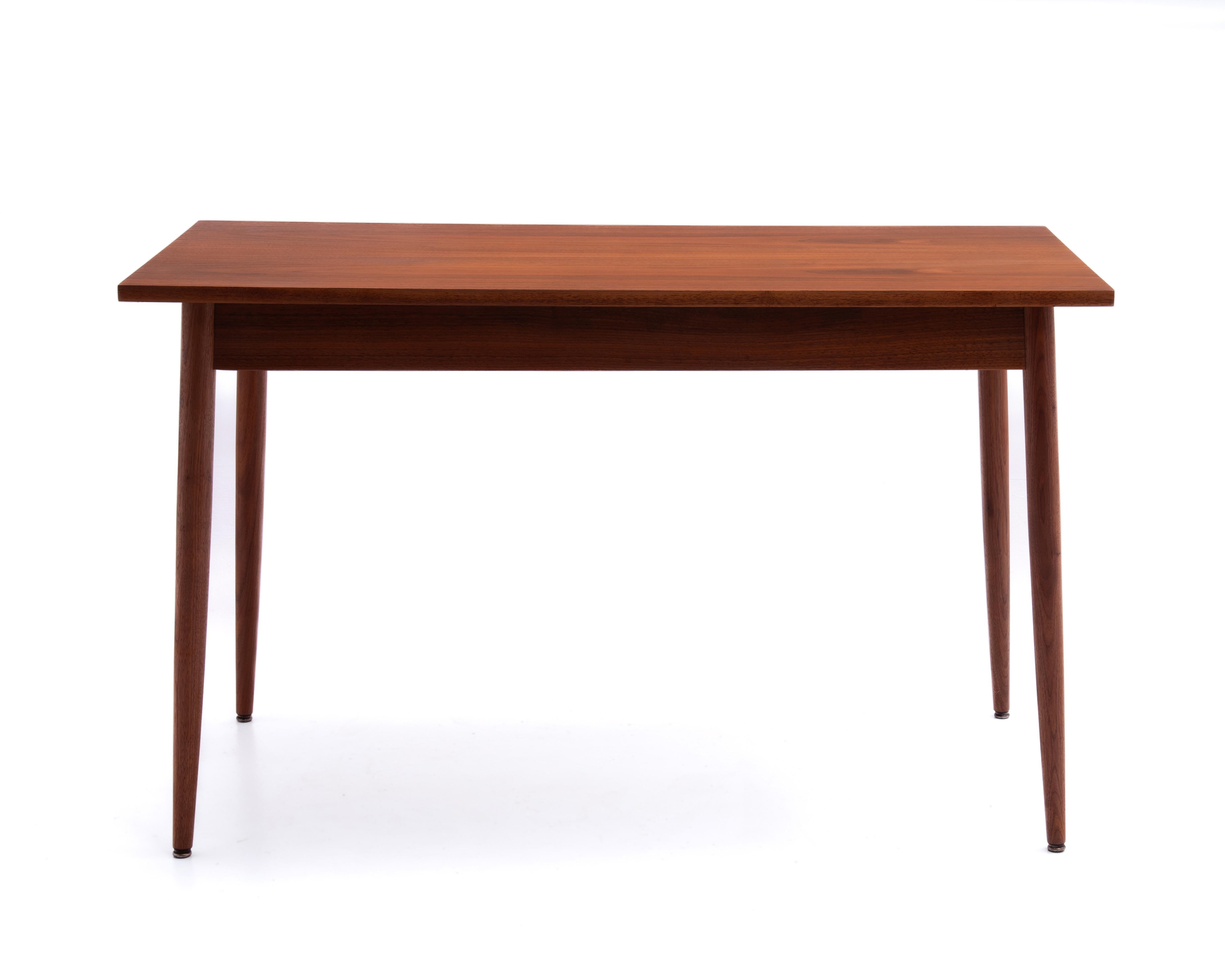 Mid-Century Modern Versatile Mid Century Walnut Writing Desk Dining Table 1960s en vente