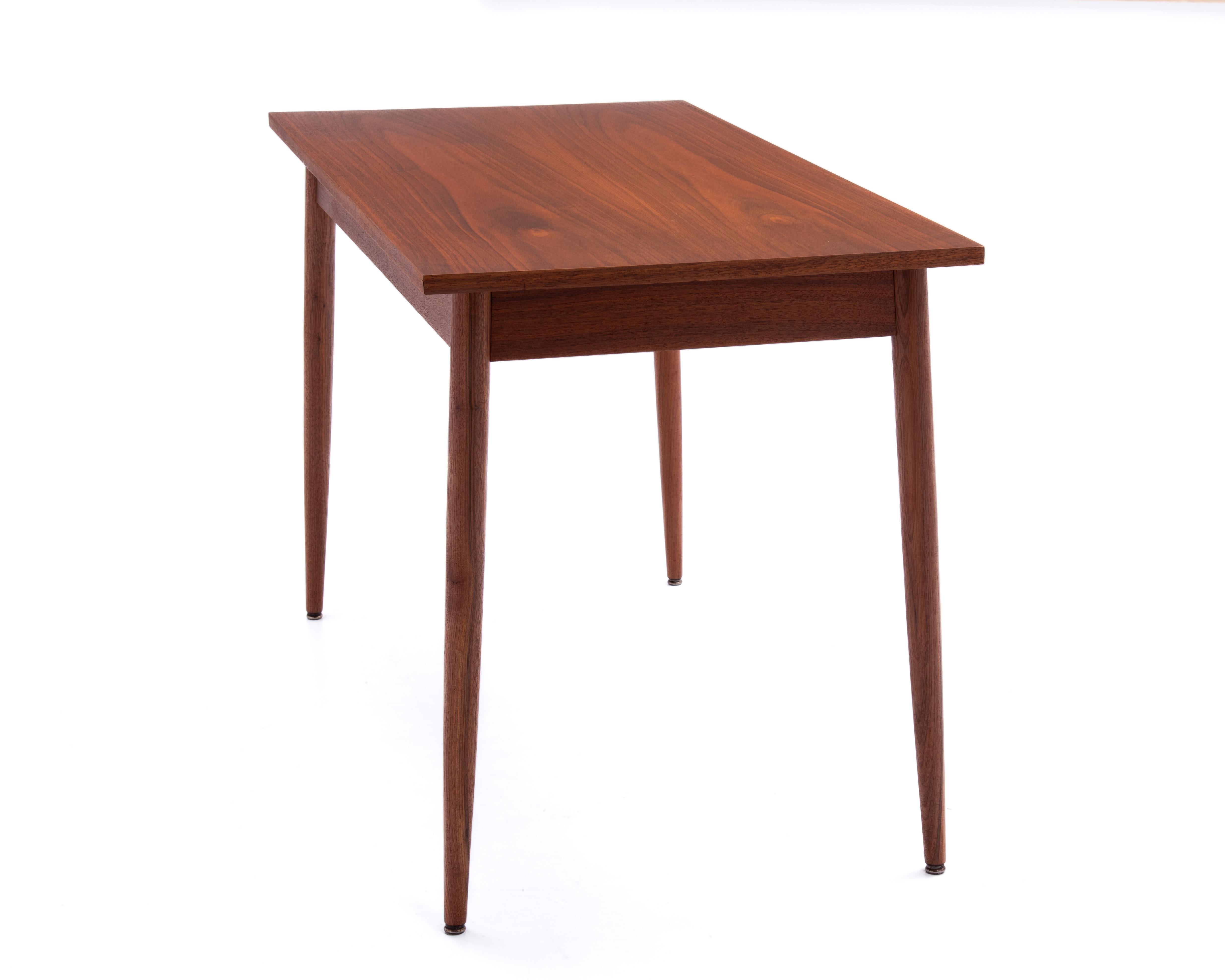 Versatile Mid Century Walnut Writing Desk Dining Table 1960s Bon état - En vente à Forest Grove, PA