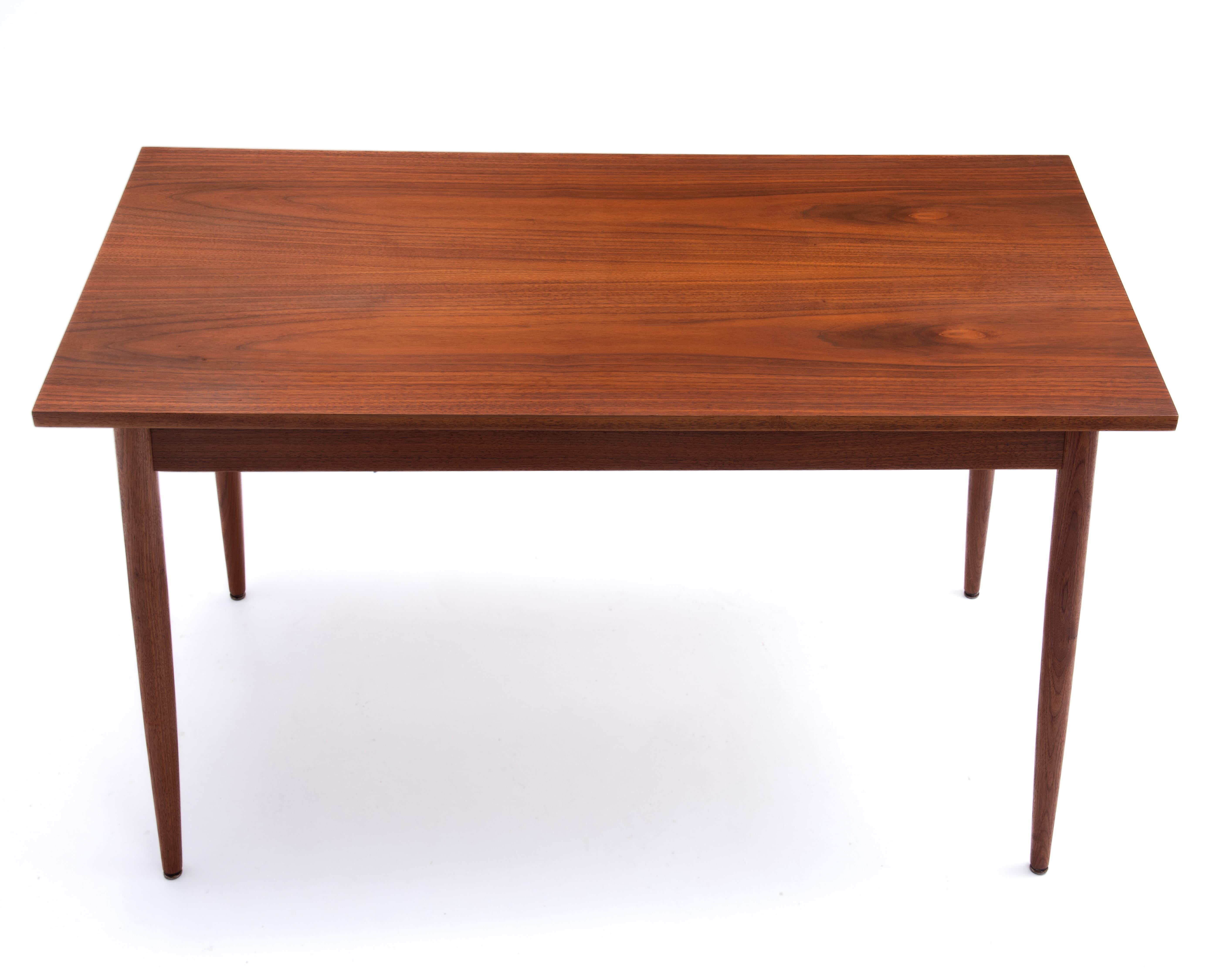 Versatile Mid Century Walnut Writing Desk Dining Table 1960s en vente 2