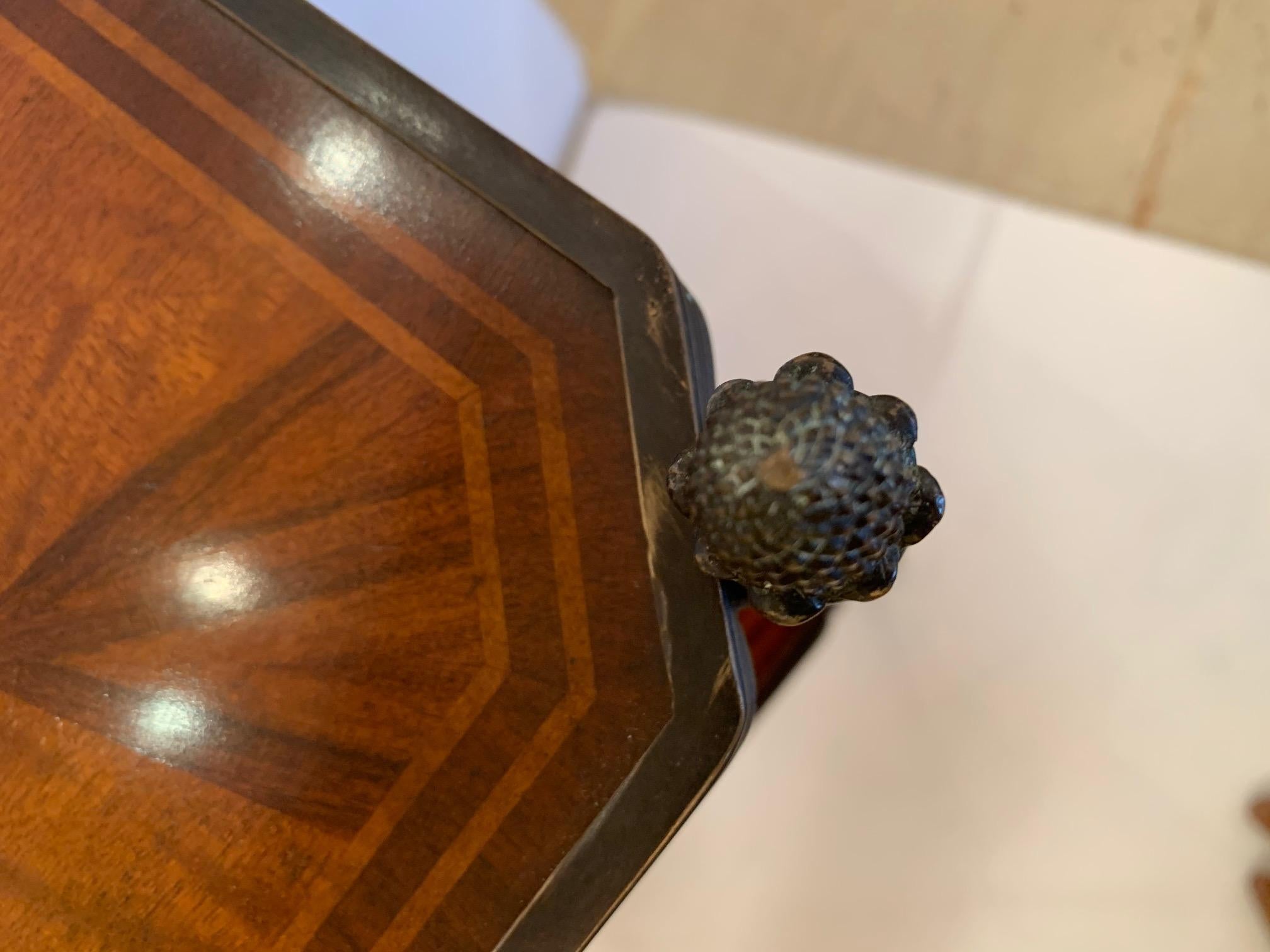 Late 20th Century Versatile and Refined 3-Tier Mahogany Inlay Side Table Étagère