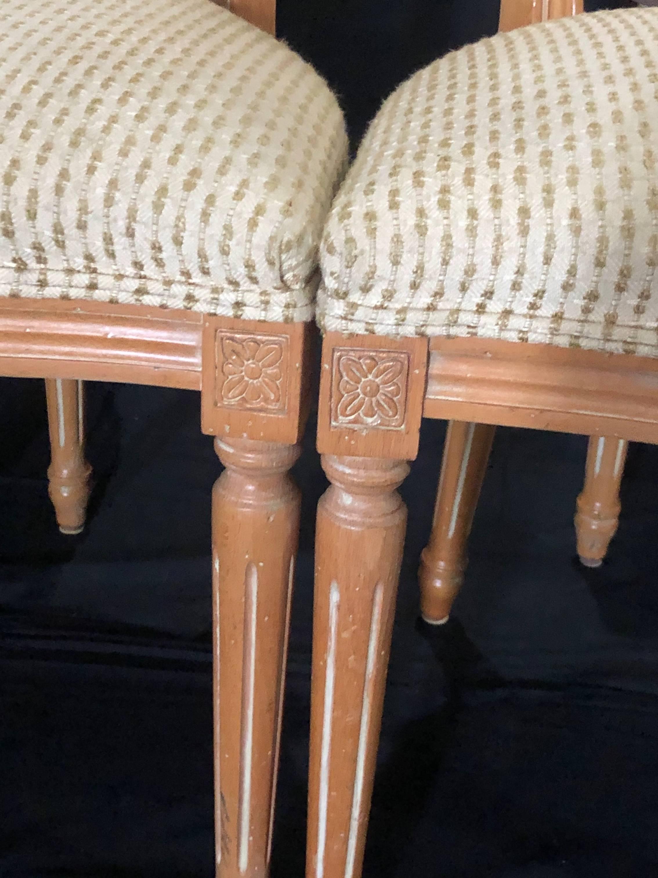 Versatile set di 4 sedie da pranzo in legno naturale e imbottite in stile Luigi XVI in vendita 8