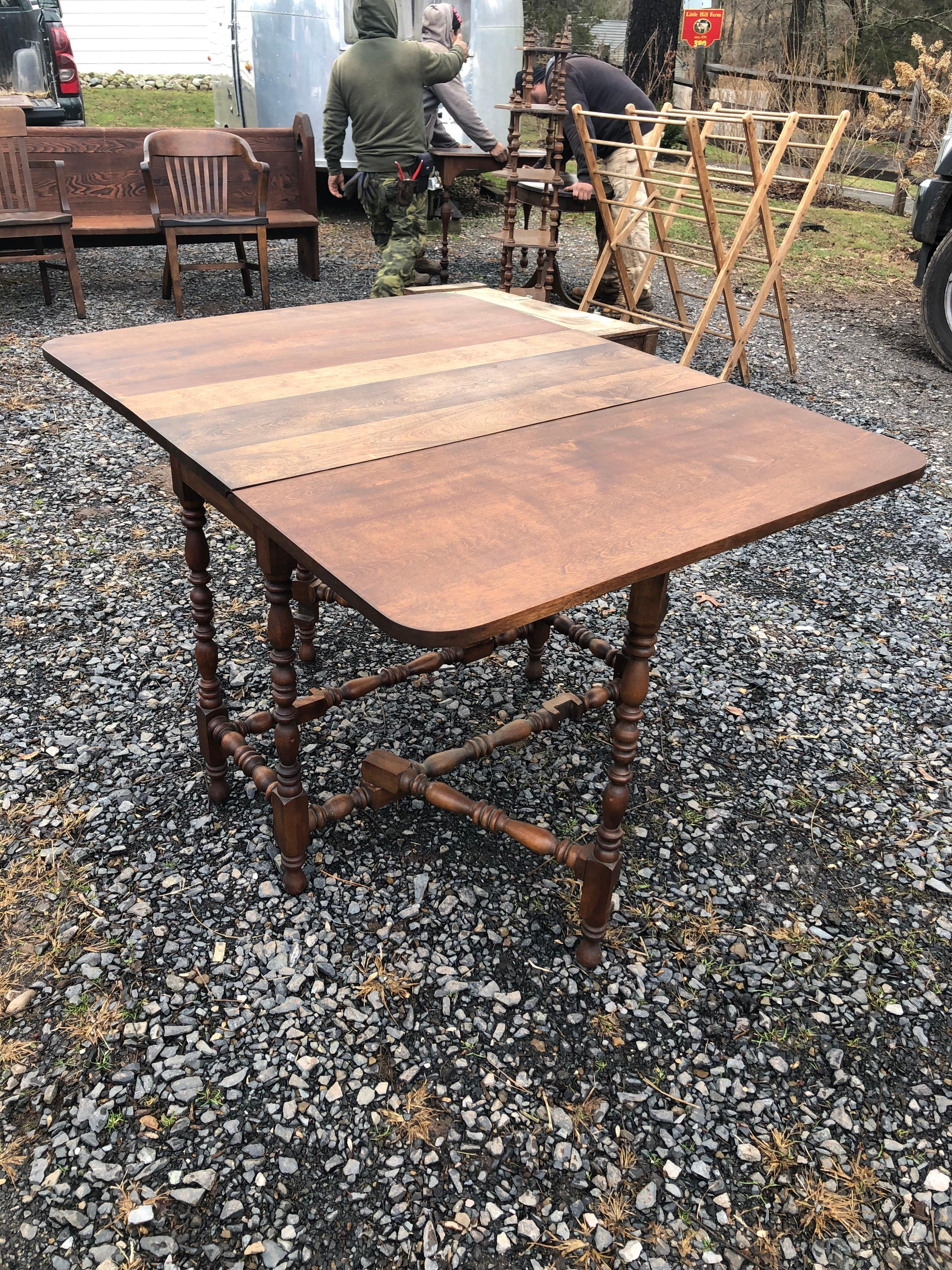 Versatile Vintage Pembroke Drop Leaf Table In Good Condition For Sale In Hopewell, NJ