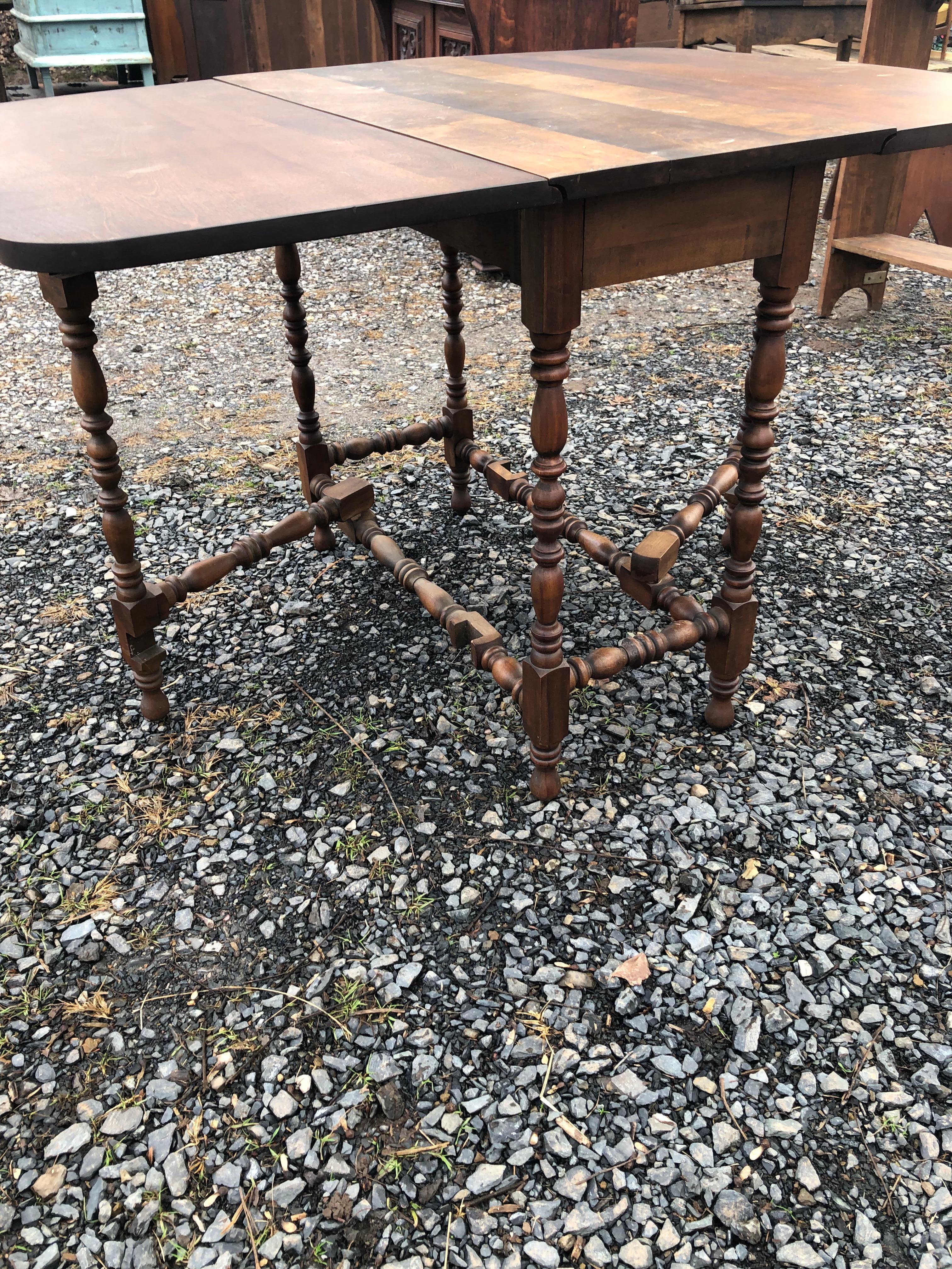Wood Versatile Vintage Pembroke Drop Leaf Table For Sale