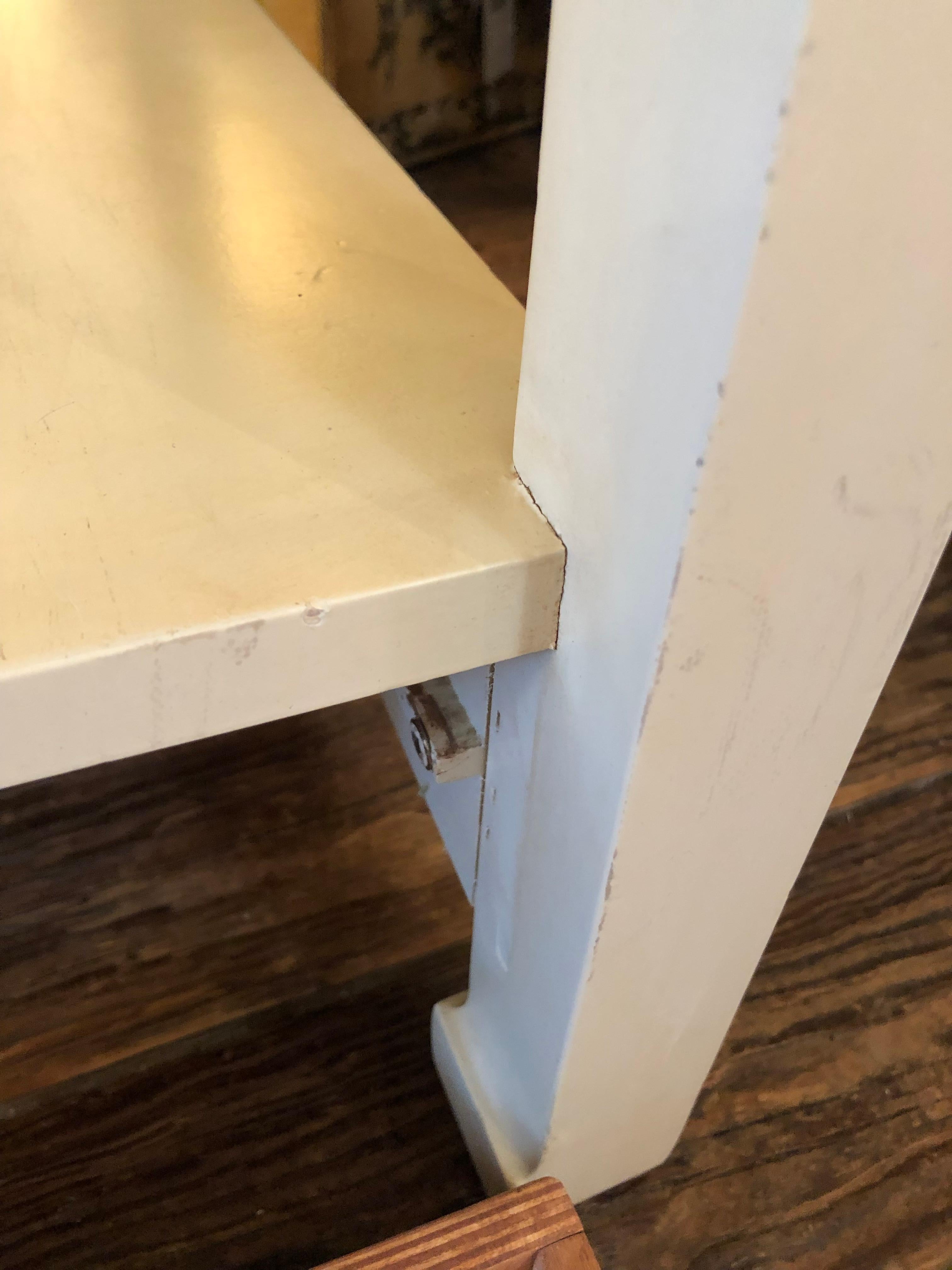 Verstellbarer weißer Alexa Hampton für Hickory Chair Sarah Beistelltisch Nachttisch (21. Jahrhundert und zeitgenössisch) im Angebot