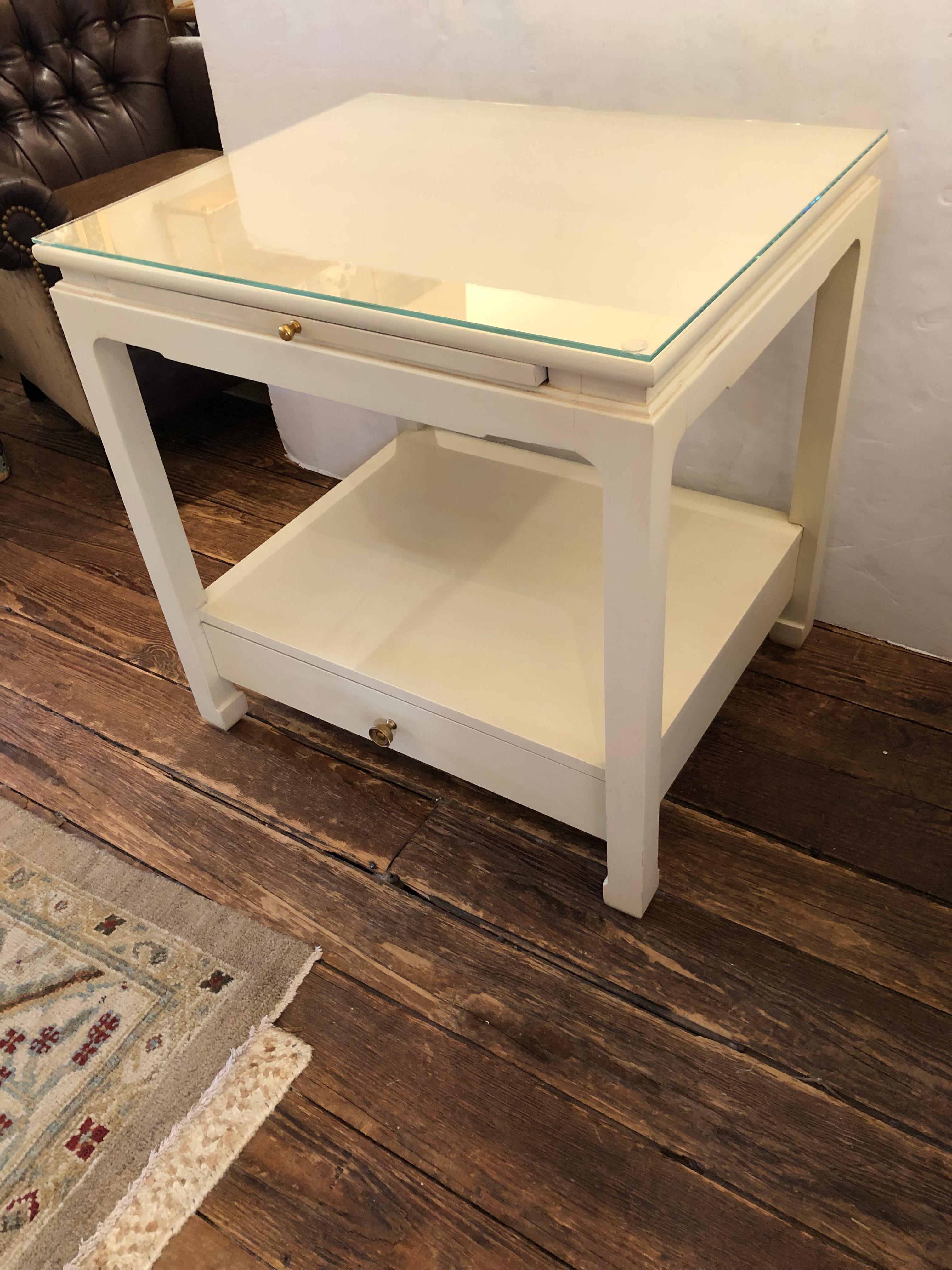 Verstellbarer weißer Alexa Hampton für Hickory Chair Sarah Beistelltisch Nachttisch (Holz) im Angebot