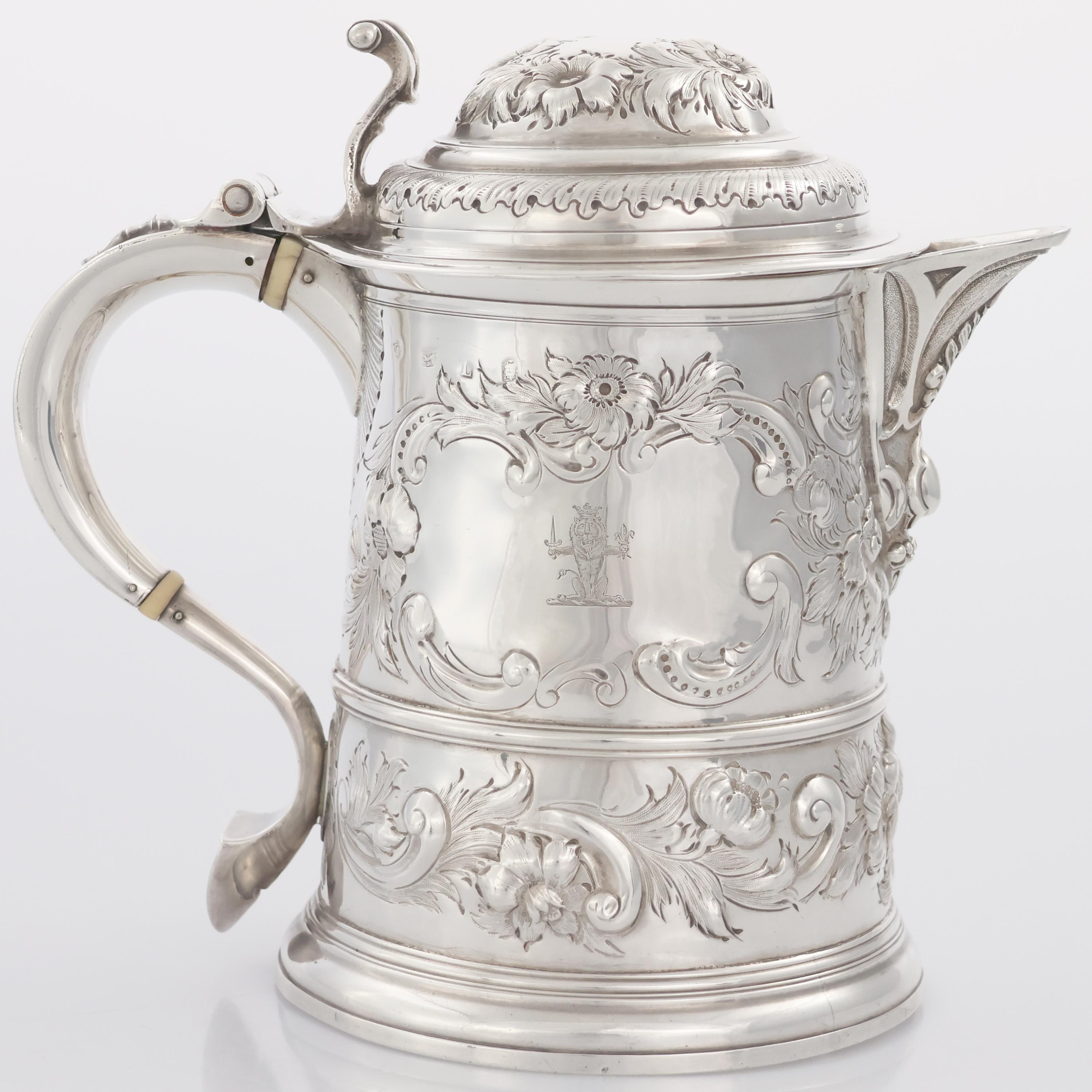Descrizione
Versatoio con coperchio in argento sterling Giorgio II, Londra, 1734. Corpo svasato con base circolare a gradini sottilmente modanati. Incisioni floreali e fogliami finemente cesellati sulla superficie, stemma araldico inciso al centro