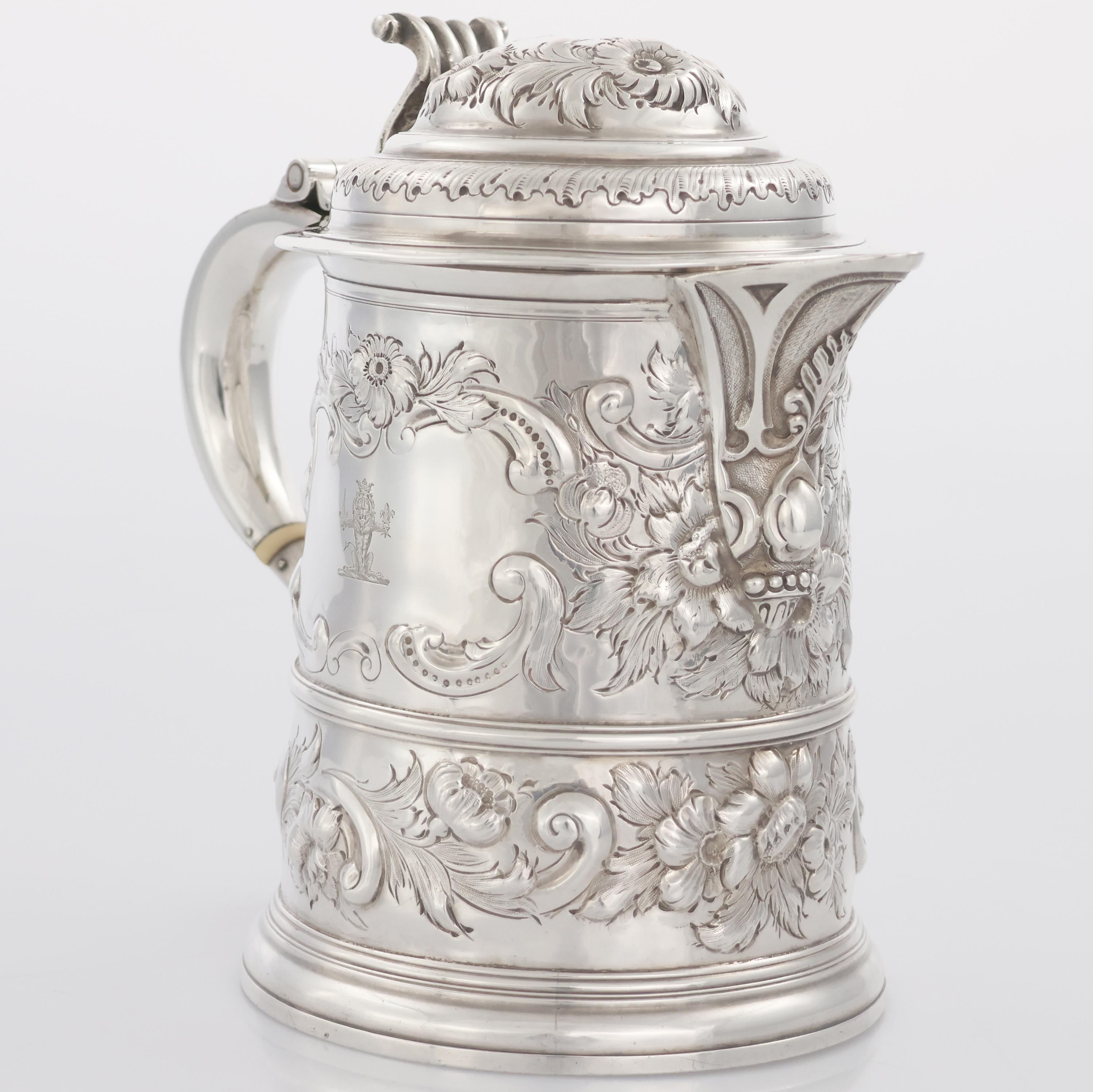 British Versatoio con coperchio in argento sterling Giorgio II, Londra, 1734 in vendita