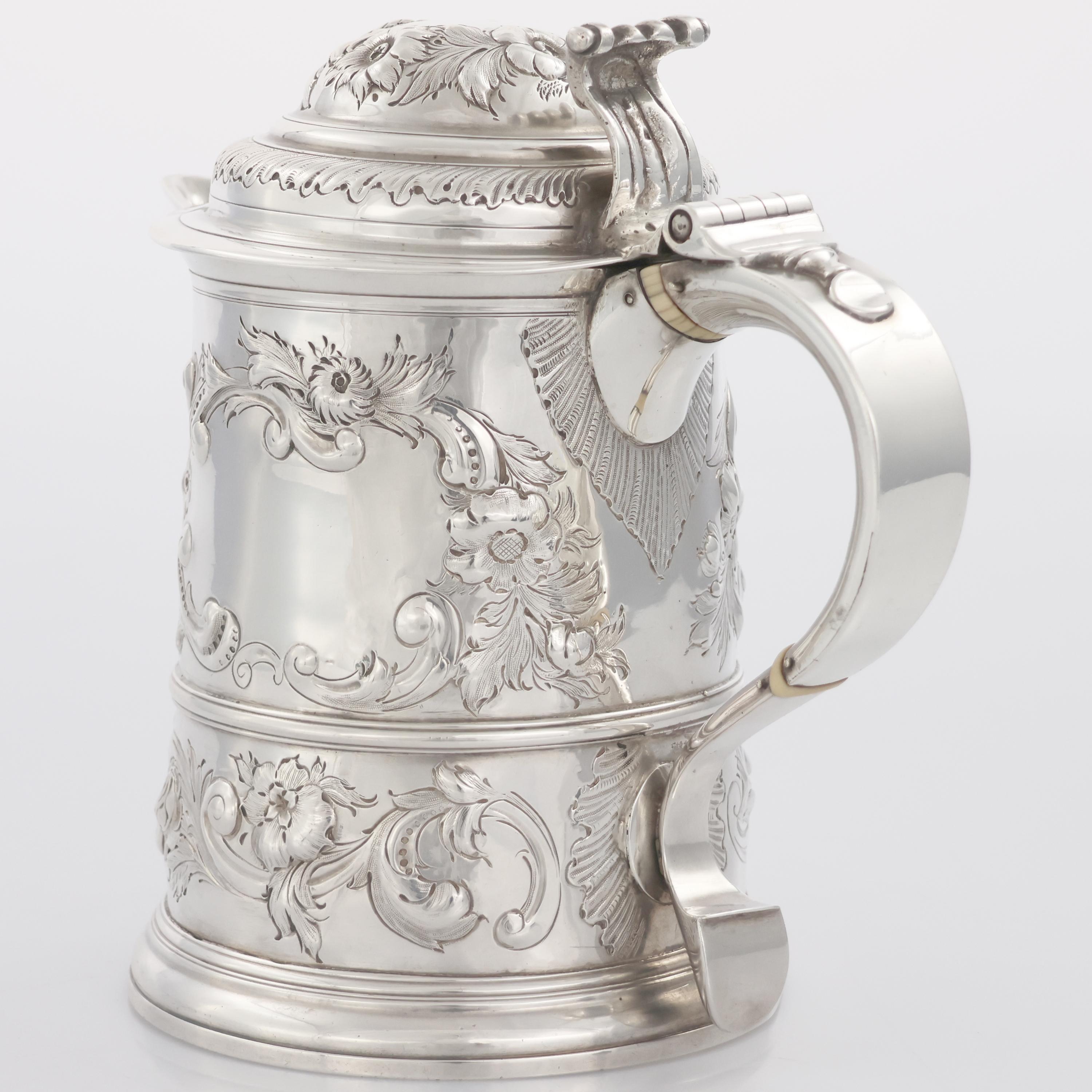 Versatoio con coperchio in argento sterling Giorgio II, Londra, 1734 In condizioni buone in vendita a Brescia, IT