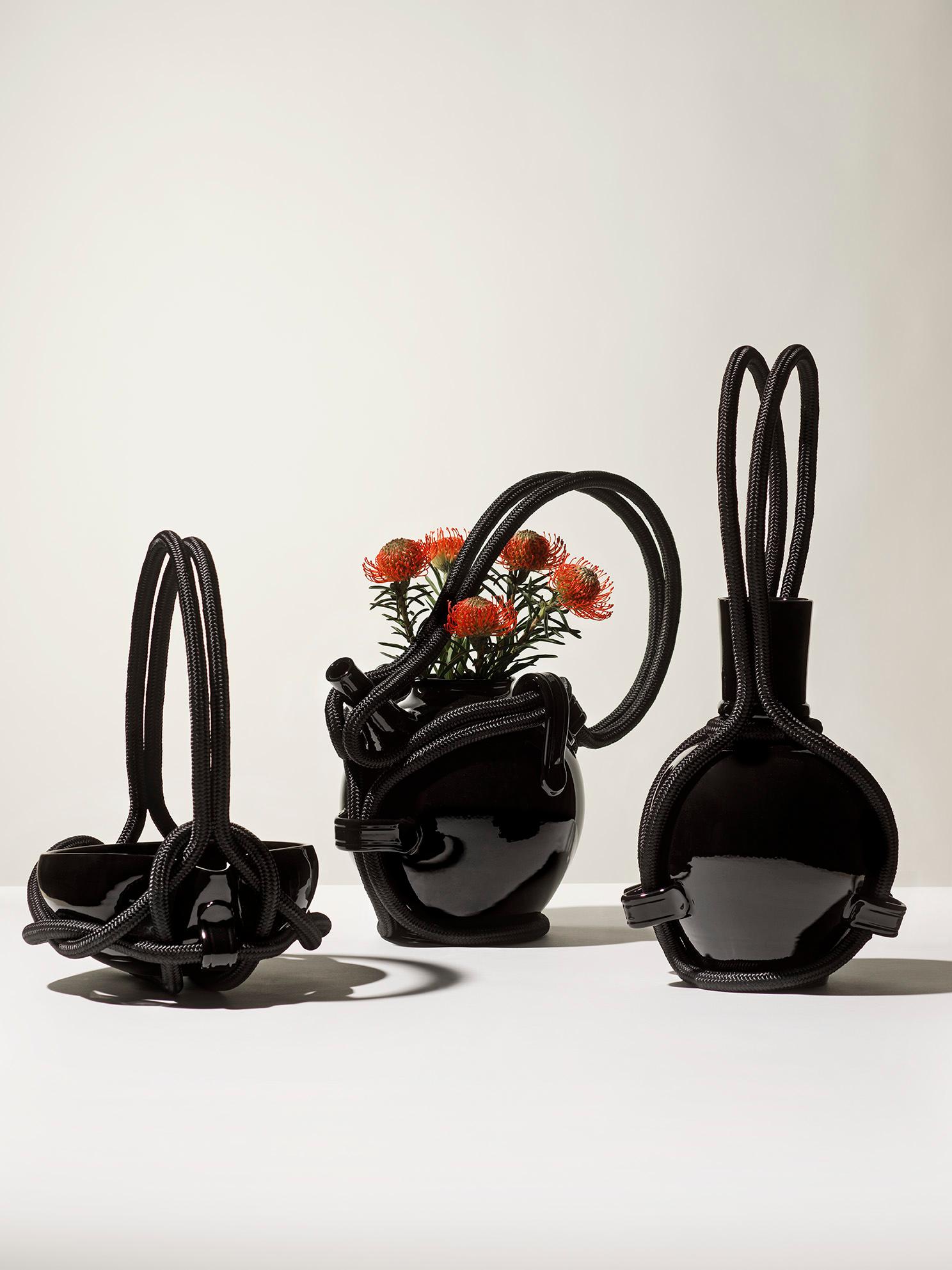 Moderne Cuillère à manche roulé avec boucles, glaçure noire, corde en nylon noir, faenza Gatti 1928 en vente