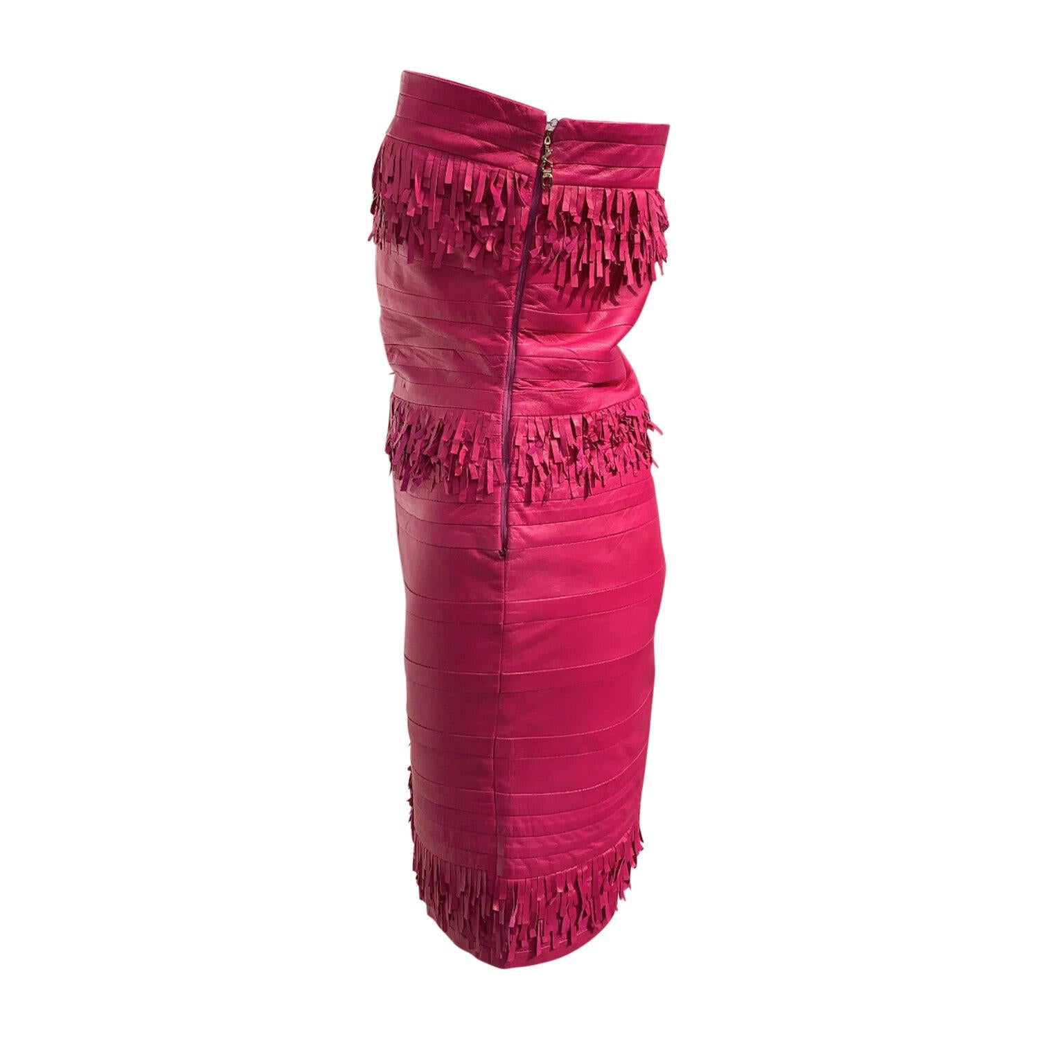 Versace Jeans Couture in fuchsia leather dress with leather fringes on the chest, waist and bottom of the dress.
Size : 36

Vintage items may have slight imperfections due to age and previous wear, please appreciate these items for their character.