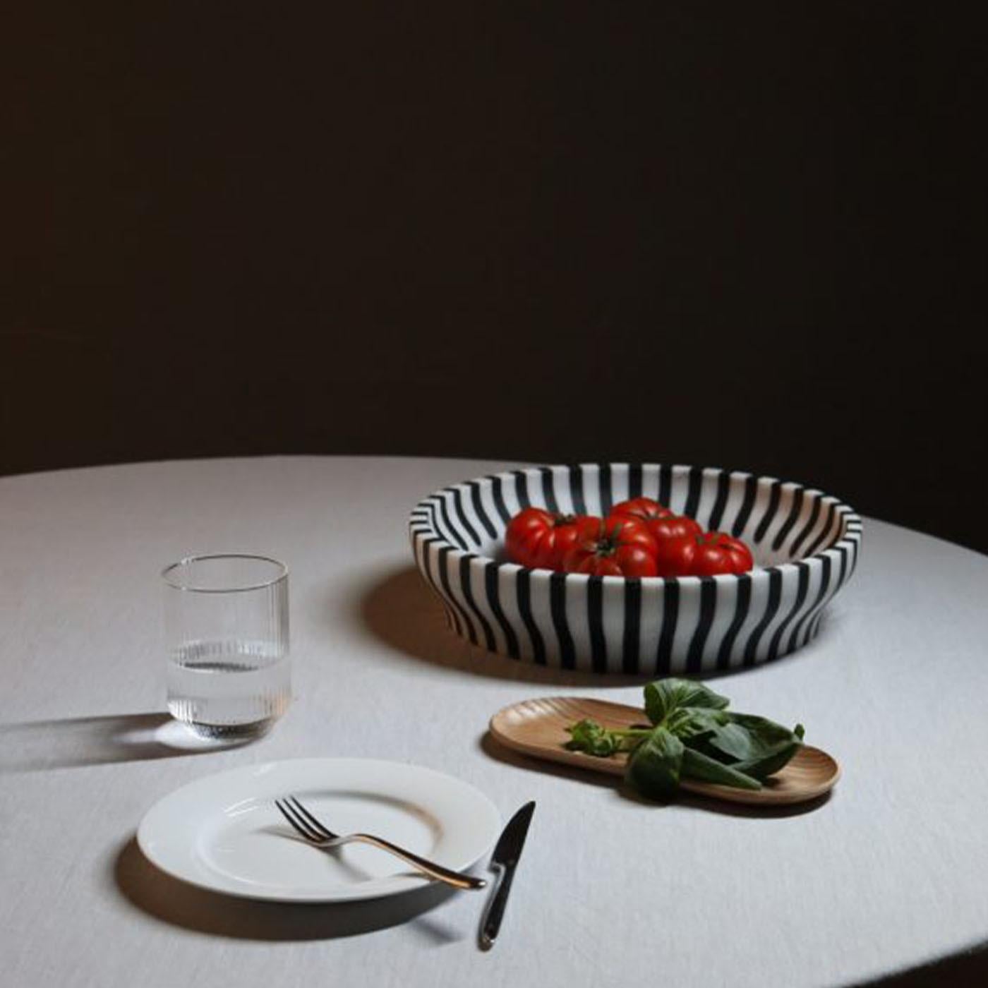 Versilia Centerpiece è l'ultima novità dell'omonima collezione di vasi di Editions Milano. Realizzato combinando linee verticali di marmi bianchi Arabescato e neri Marquinia come un intarsio, ogni centrotavola Versilia è realizzato in Italia da