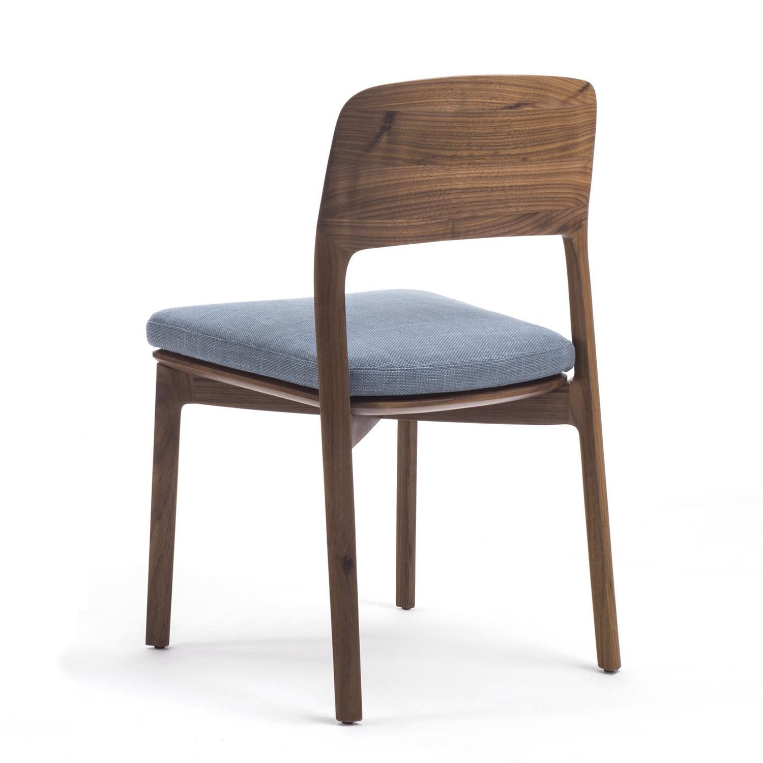 Sedia Versilio Walnut con struttura in noce massiccio,
imbottito e rivestito con tessuto di alta qualità
in finitura grigia (Cat.C.).
Disponibile anche su richiesta con struttura in 
noce massiccio con finitura tinta moka o wengé
finitura