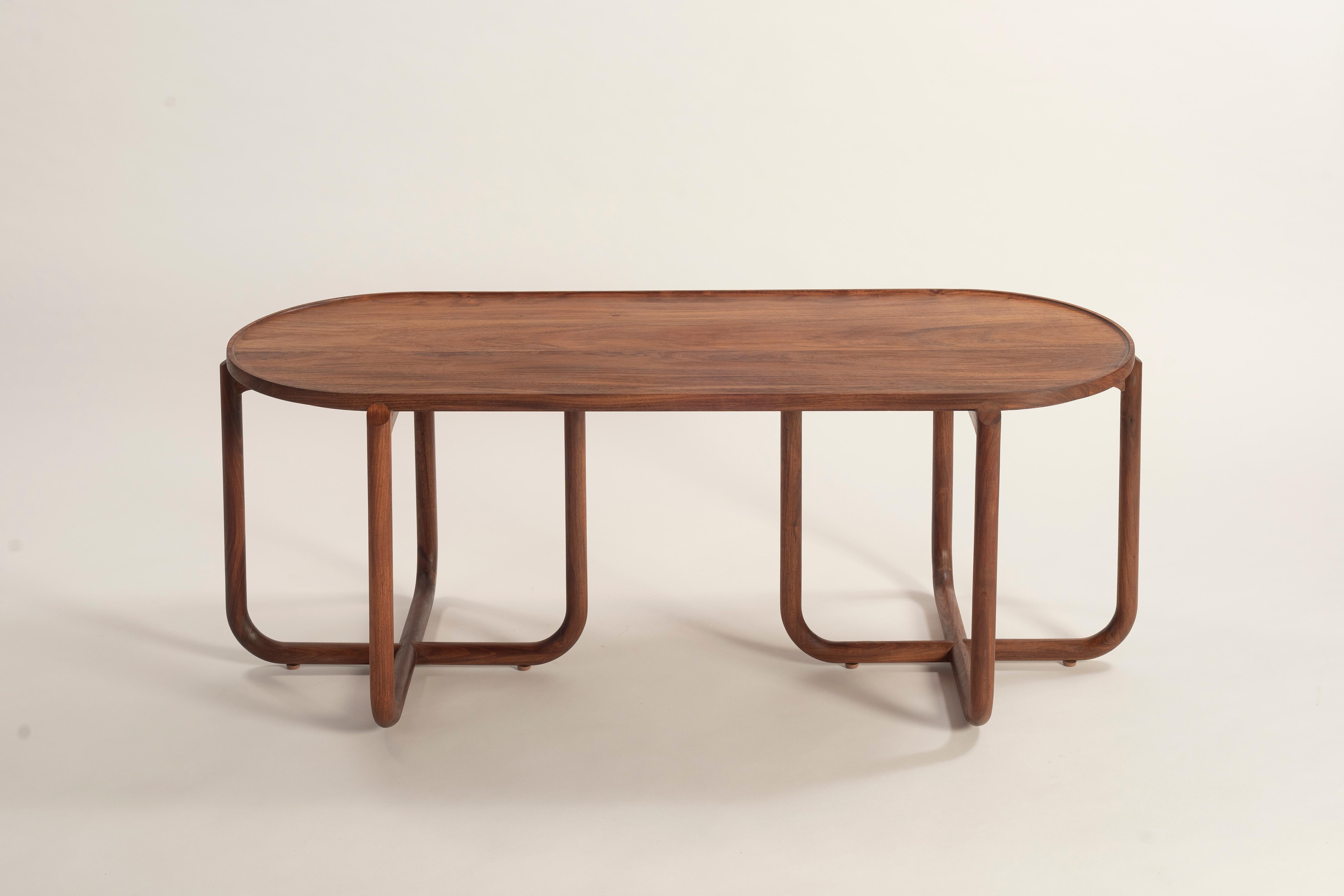 The Verso table owes its organic anatomy to the two intersecting cords to create a sinuous base, which ascends providing the delicate assembly that accentuates the circular top. The rhythm of its composition proposes a dialogue that captures the