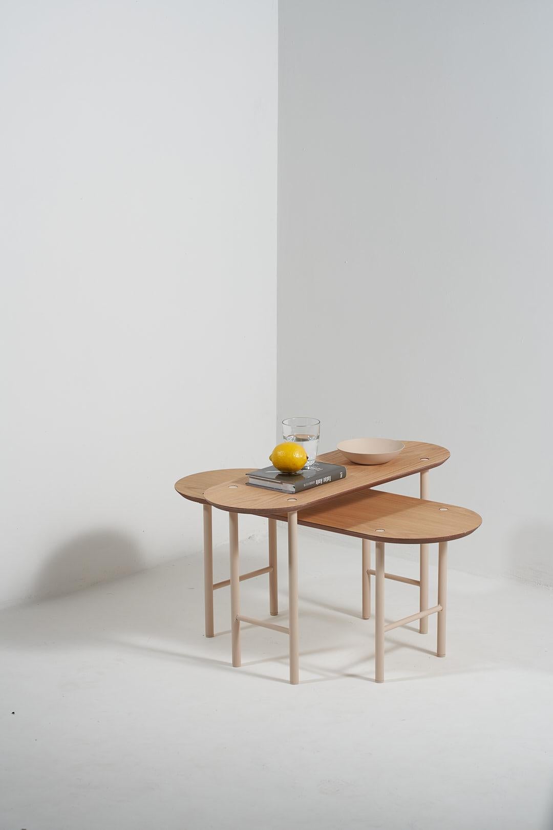 Verso Kollektion, Beistelltisch aus amerikanischer Eiche aus Holz und Stahl (Set von 2) (21. Jahrhundert und zeitgenössisch) im Angebot