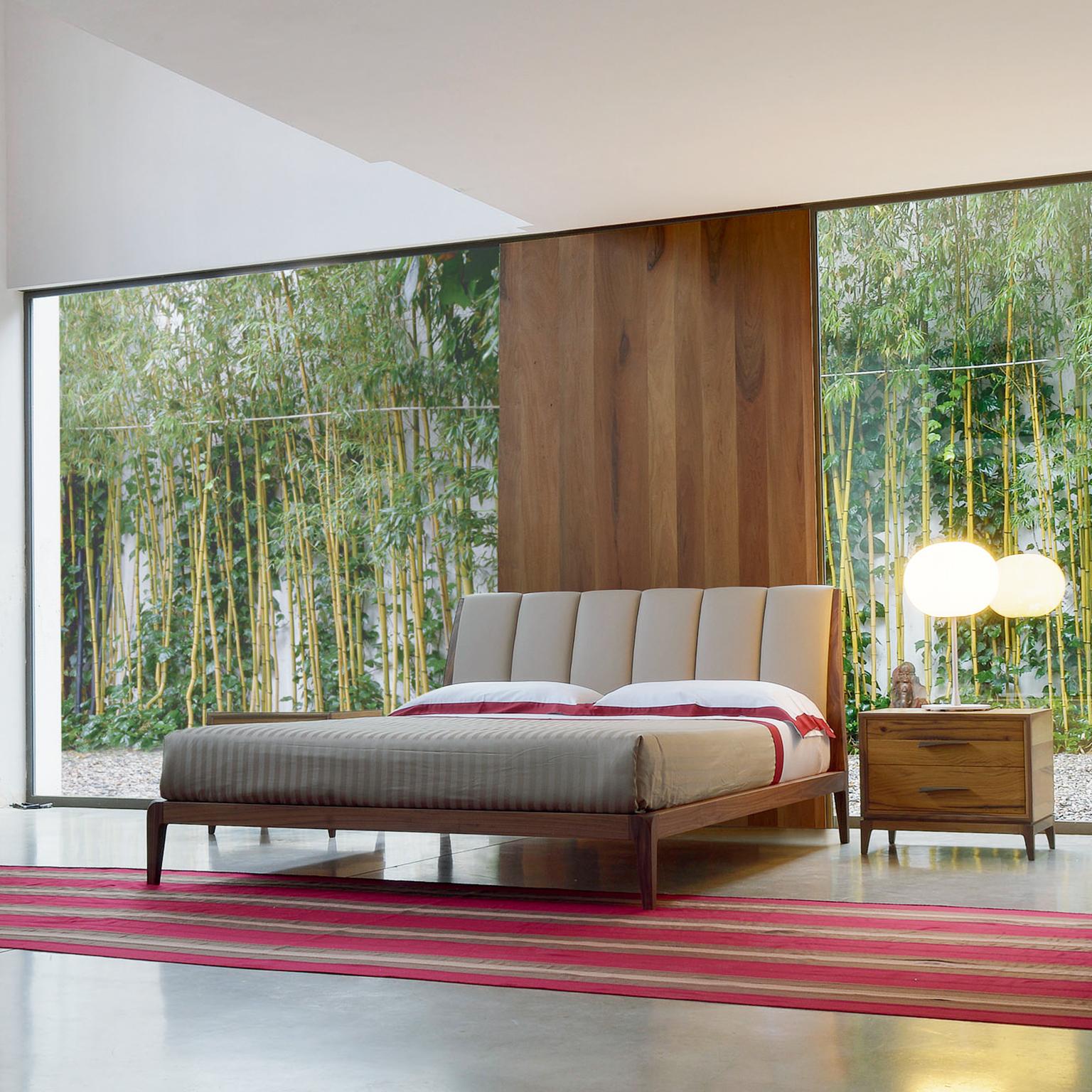 Lit Verso Nord de Dale Italia
Dimensions : 227 x 170 x 102 cm : D 227 x L 170 x H 102 cm.
MATERIAL : Noyer et tapisserie d'ameublement.

Lit avec cadre en noyer massif et tête de lit capitonnée. Les lattes (160 x 200 cm) ne sont pas incluses.