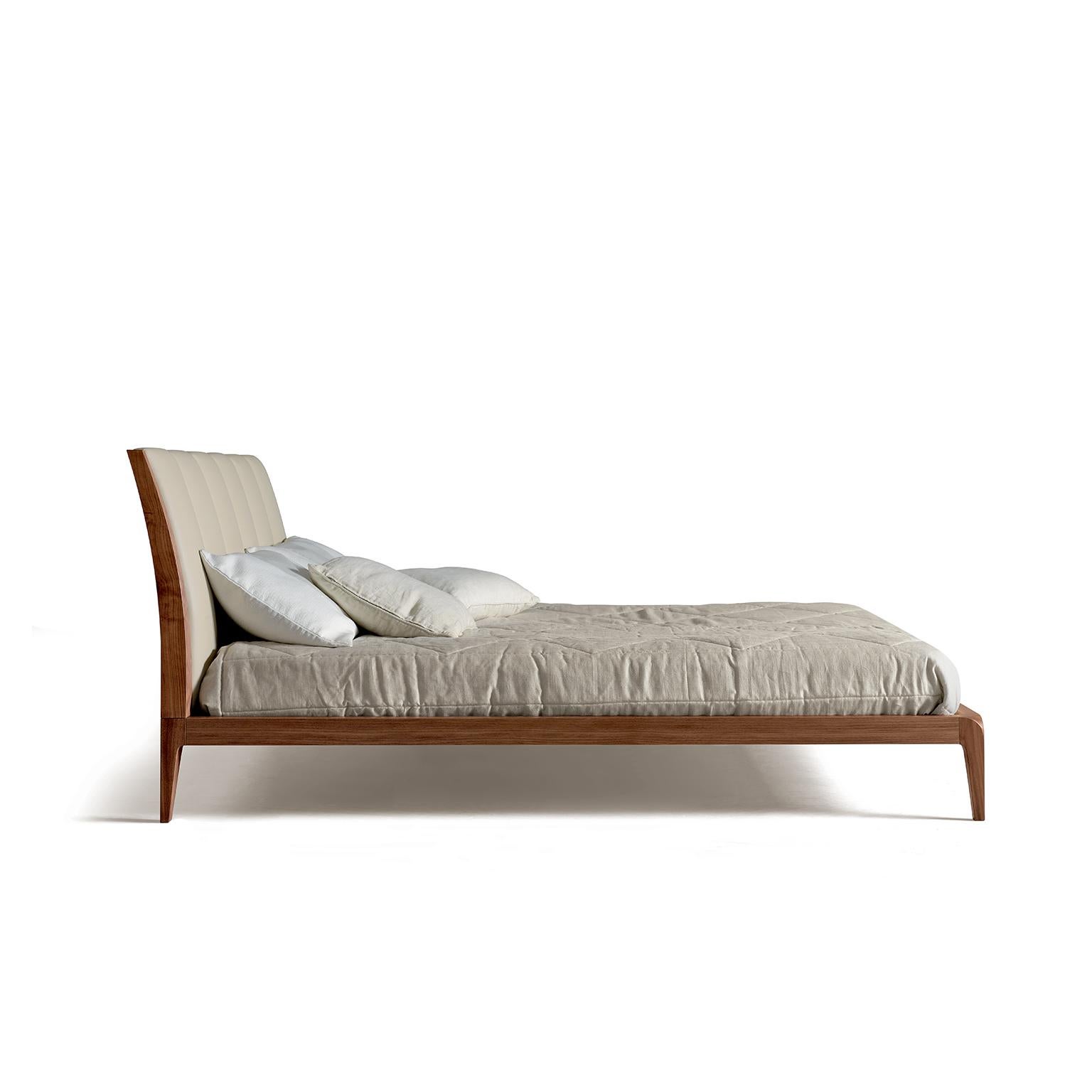 The Verso Nord solid wood bed is well proportioned, simple and elegant. Comfort is guaranteed by the padded headboard embellished with visible stitching. The structure is made of solid walnut wood with acrylic finish. A timeless piece, fully