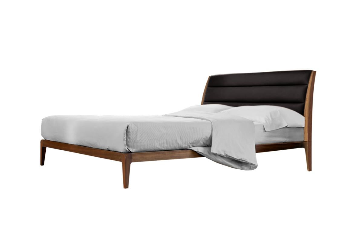 The Verso Nord solid wood bed is well proportioned, simple and elegant. Comfort is guaranteed by the padded headboard embellished with visible stitching. The structure is made of solid walnut wood with acrylic finish. A timeless piece, fully