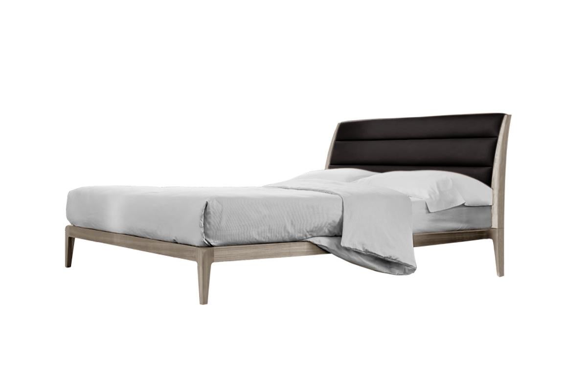 Le lit en bois massif Verso Nord est bien proportionné, simple et élégant. Le confort est garanti par la tête de lit rembourrée et ornée de surpiqûres visibles. La structure est réalisée en bois de noyer massif avec une finition acrylique. Une pièce