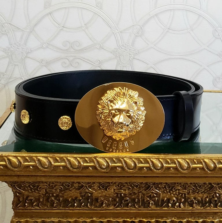 VERSUS+ ANTHONY VACCARELLO 

Men's black leather belt 

24 K Gold Lion buckle and Lion Rivets 

Made in Italy
   Size 110 / 44

1  1/2