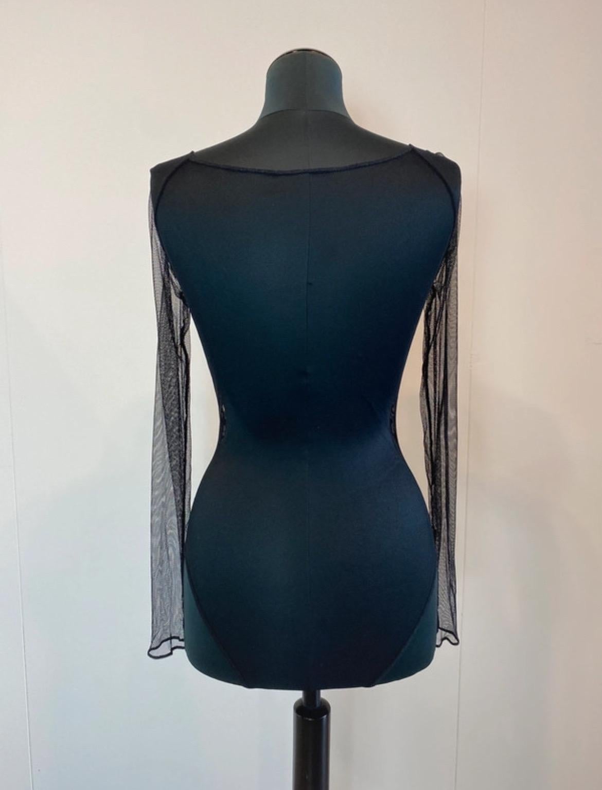 Versus bodysuit in black tulle with gold embroidery on the front. Long sleeves and button closure.
Item in good condition
Length 80 cm
Shoulders 42 cm
Chest 44 cm
Waist 30 cm
Sleeve cm 65
Size 44