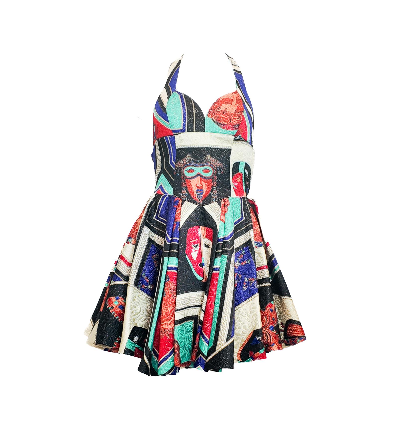 Dieses seltene Minikleid von Versus by Gianni Versace Masque Matelassé aus dem Jahr 1992 ist ein eindrucksvolles Beispiel für die kühne Kreativität der Marke in den frühen 90er Jahren. Das aus luxuriösem Matelassé-Seidenlamé gefertigte Kleid