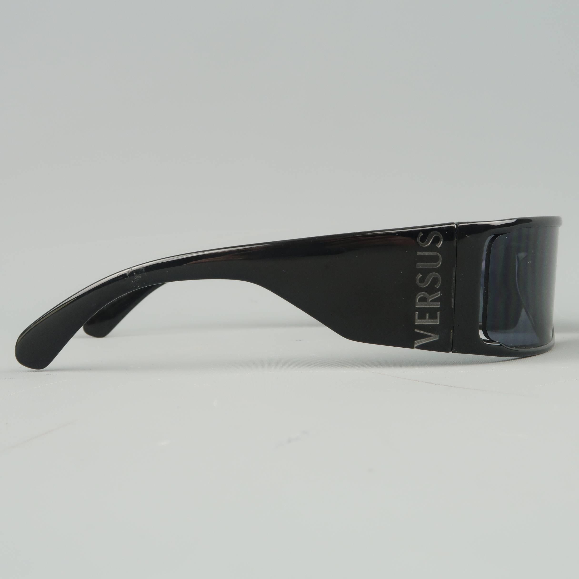 Vintage VERSUS VERSACE sunglasses come in black acetate with a flat top bar shape, extended lenses and VERSUS logo arms. With case(minor wear). Made in Italy.
 
Excellent Pre-Owned Condition.
 
Marked: MOD. EW1 G81/198 62 14 120
 
Measurements:
