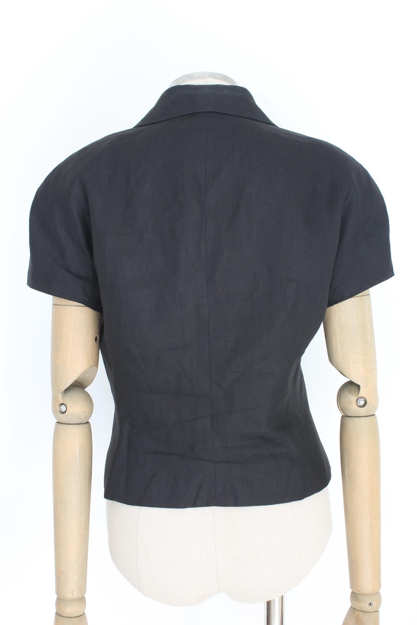 Versus by Gianni Versace 90s vintage short jacket. Short sleeve bolero, black colour. Stitching along the reverse, closure with jewel buttons, 100% linen fabric, internally lined. Made in Italy.

Size 44 It 10 Us 12 Uk

Shoulder: 44 cm
Bust/Chest: