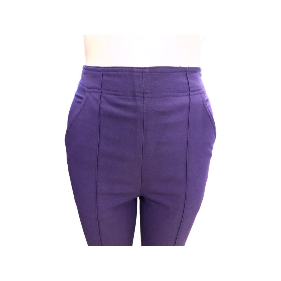 - Vintage 90s Versus by Gianni Versace pantalon moulant extensible en viscose violette. 

- Fermeture à glissière sur le côté. 

- Fermeture à glissière sur l'ourlet intérieur. 

- Taille 28. 

