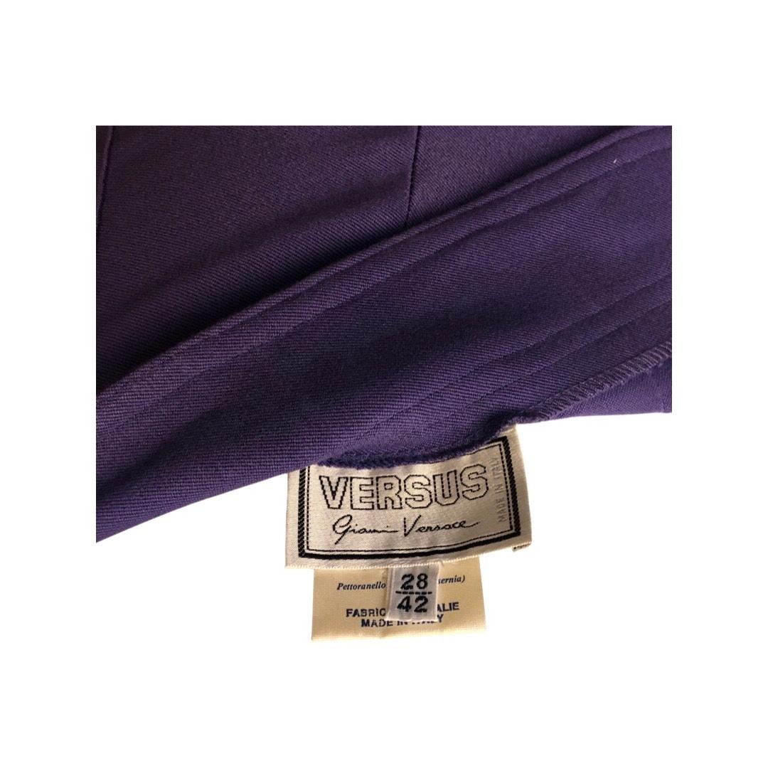 Versus by Gianni Versace Pantalon moulant extensible en viscose violet  en vente 1