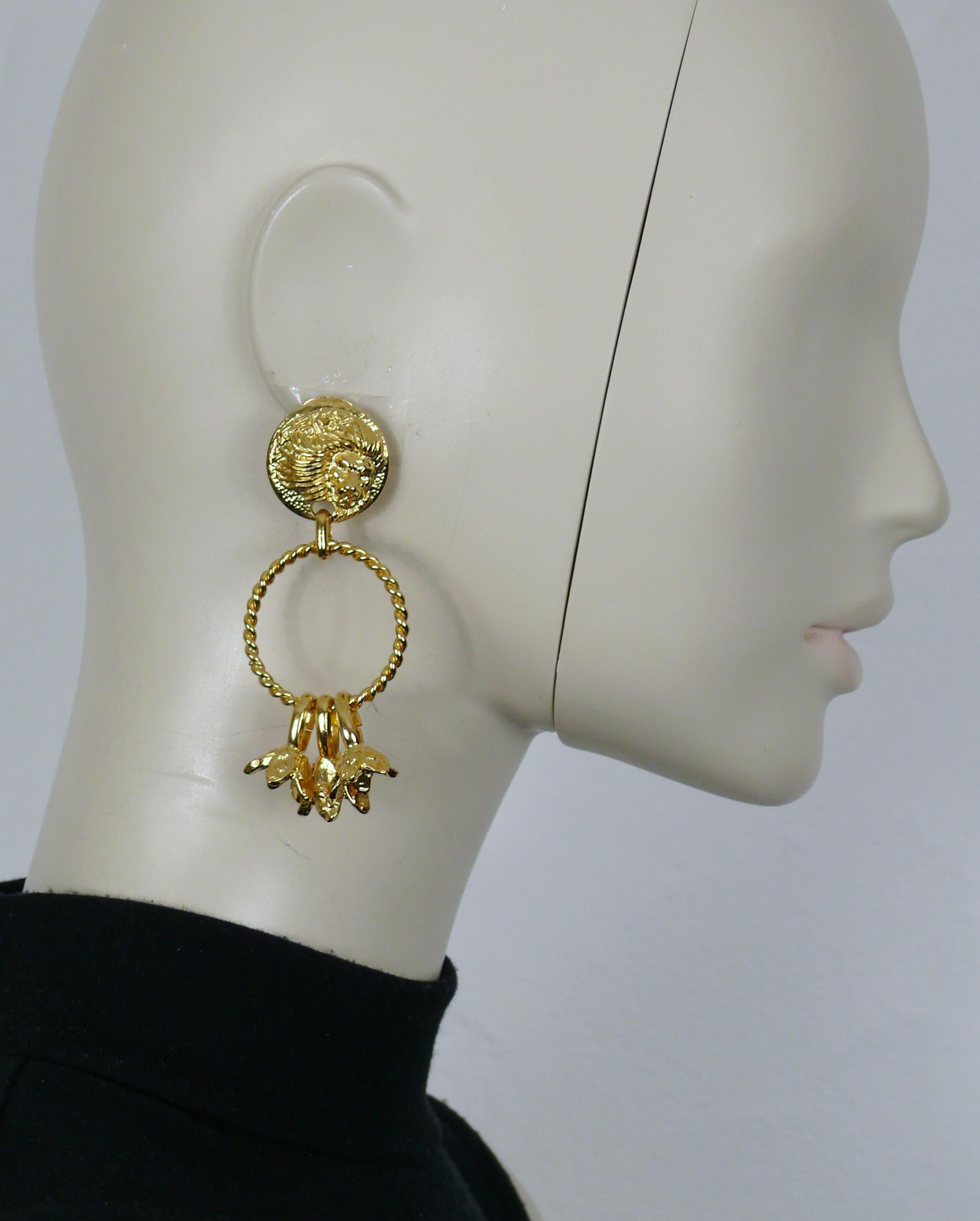 VERSUS by GIANNI VERSACE vintage gold tone lion head dangling earrings (clip-on).

Embossed VERSUS Made in Italy.

Indicative measurements : height approx. 8.5 cm (3.35 inches) / max. width approx. 3.5 cm (1.38 inches).

Weight per earring : approx.