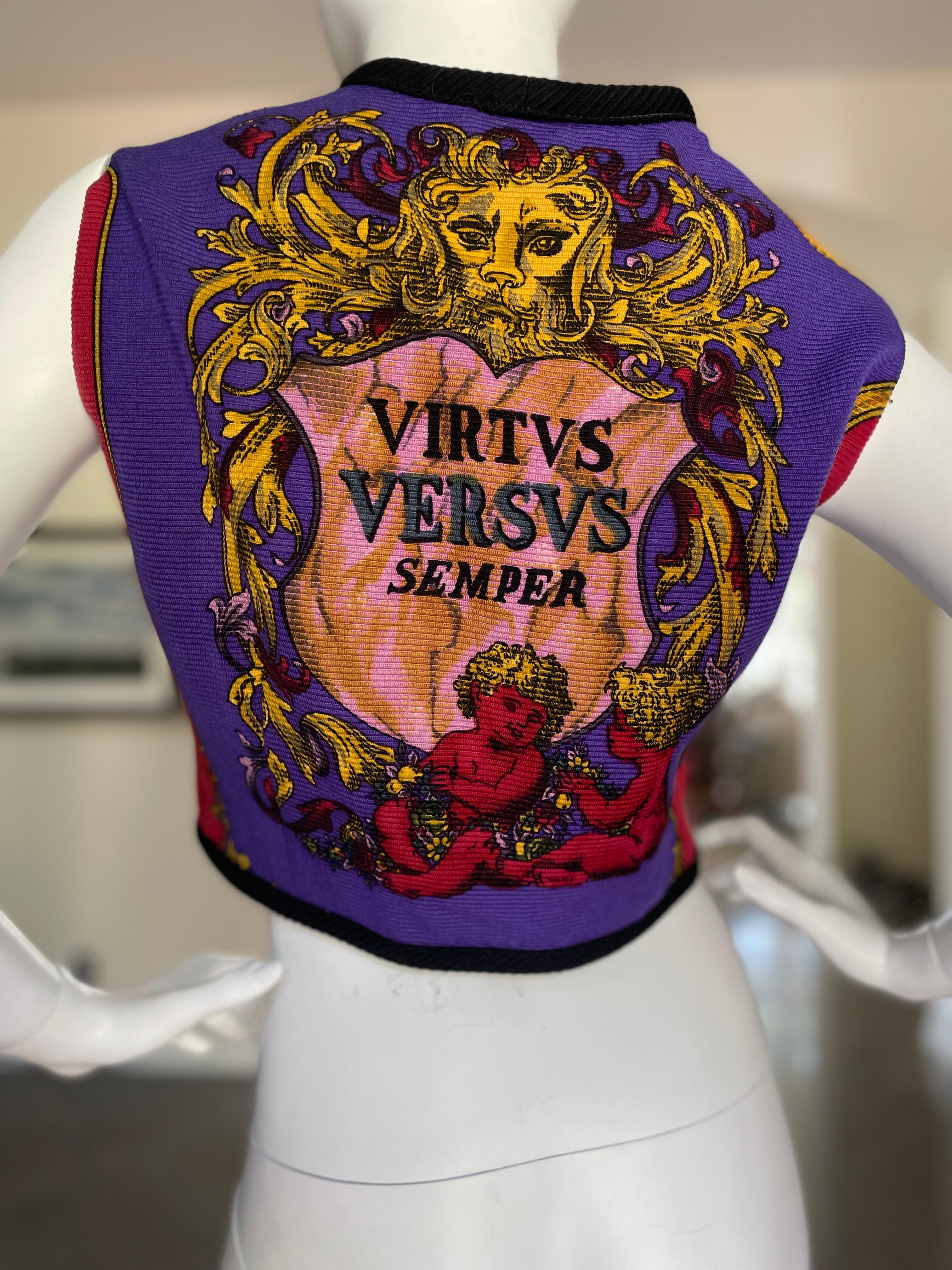 Versace Versus Vintage-Weste
Bitte verwenden Sie die Zoomfunktion, um Details zu sehen.
Größe S
 Büste 34