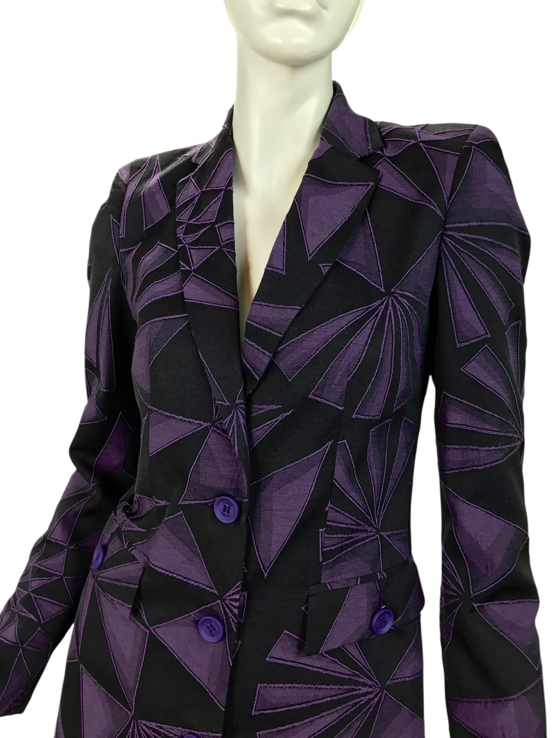 Versus by Versace Abrigo Vintage con estampado geométrico

Atrévete con este llamativo abrigo vintage de Versus by Versace. Fabricada en Italia, esta prenda estructurada presenta una silueta entallada con solapas afiladas, cierre frontal de tres